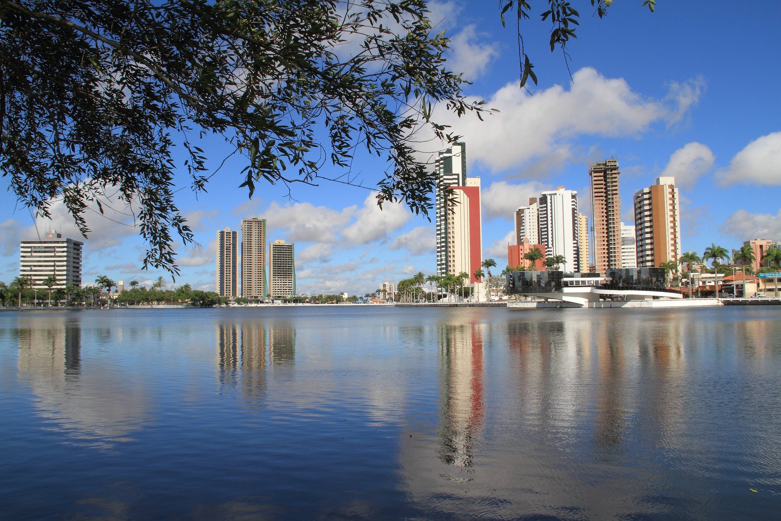 Vista do centro urbano de Campina Grande, área que concentra o conjunto arquitetônico Art Déco da cidade.