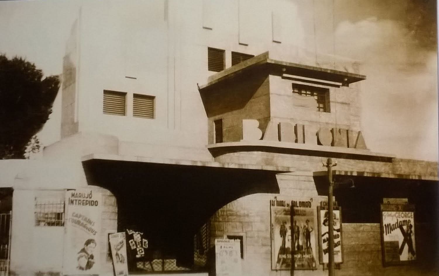 Fachada Art Déco do Cine Babilônia, de 1939, com marquise em balanço e cartazes de filmes da época em Campina Grande