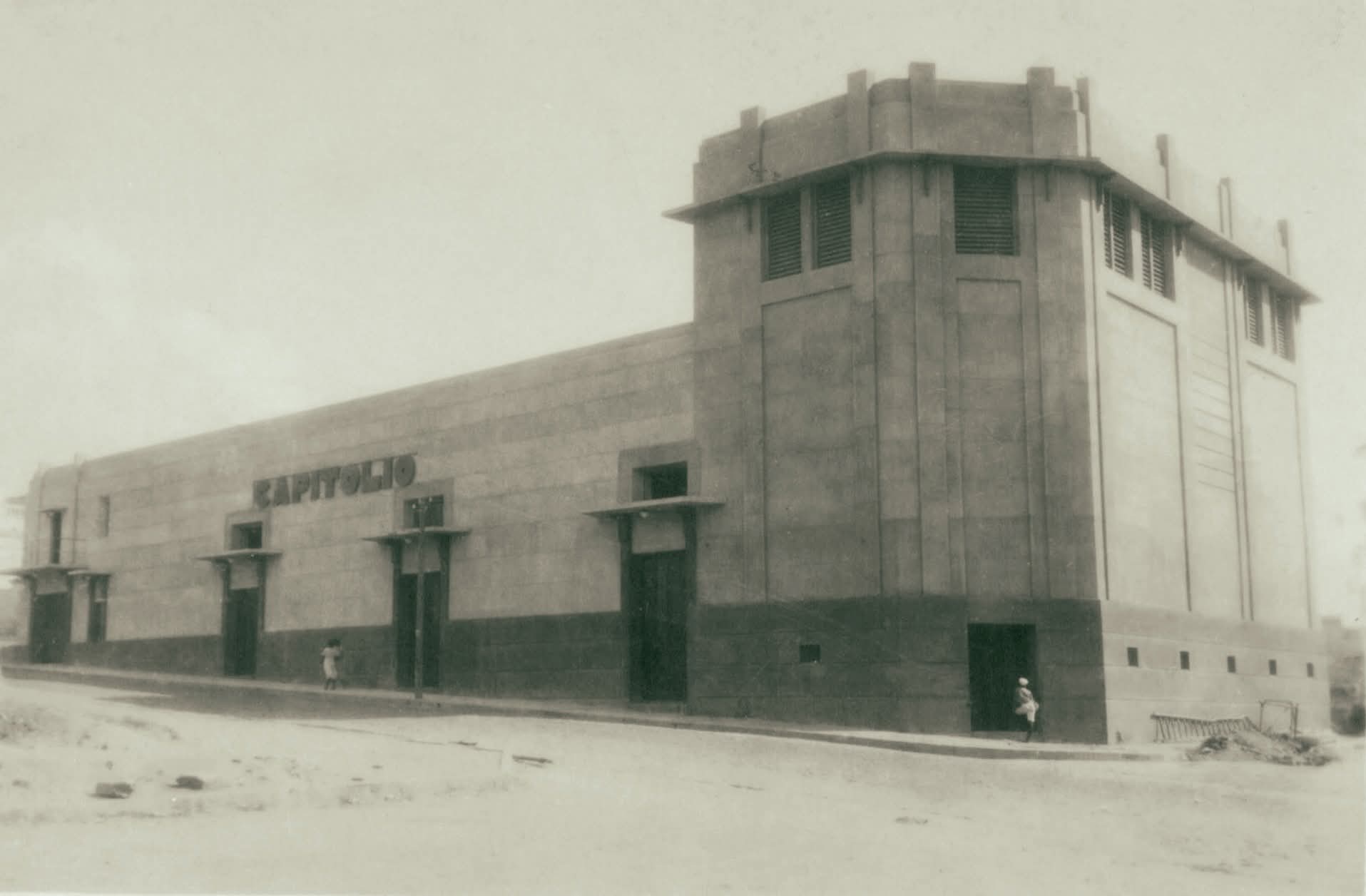 Fotografia histórica do Cine Capitólio, de 1934, em Campina Grande, com volume monolítico e coroamento escalonado em Art Déco.