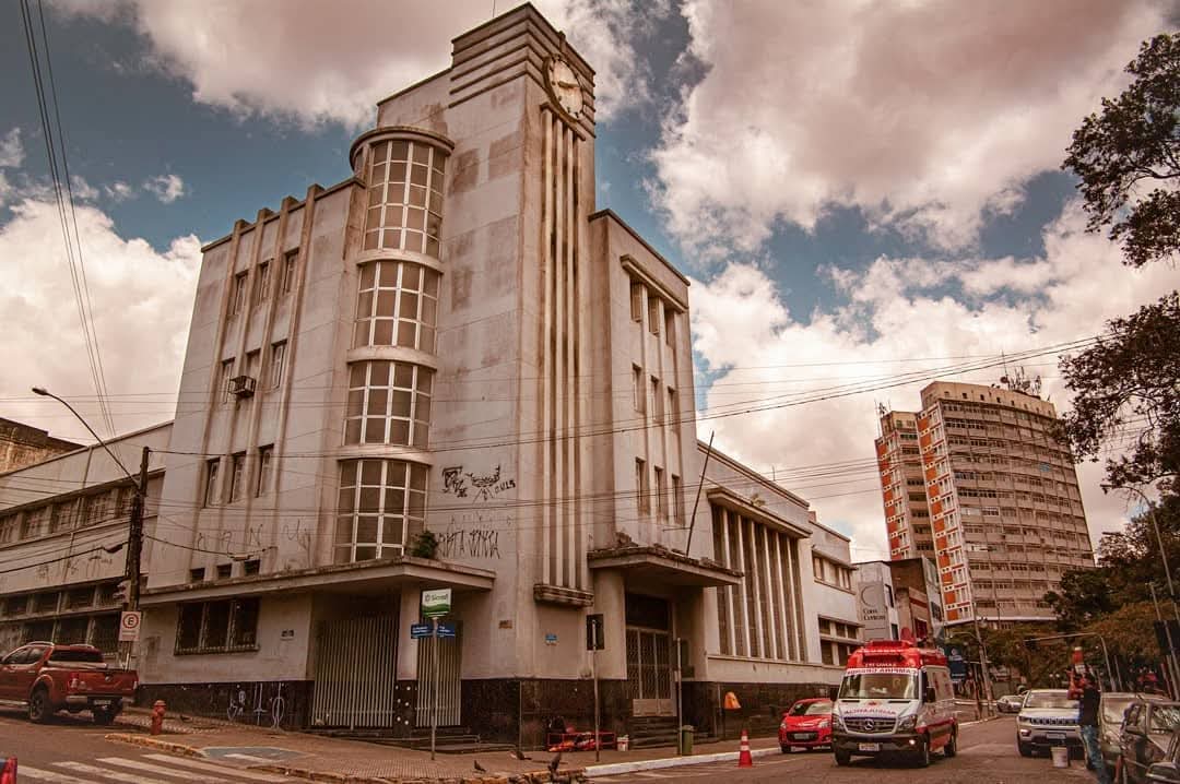 Prédio dos Correios de Campina Grande, em Art Déco, com torre do relógio e volume curvo envidraçado na esquina.