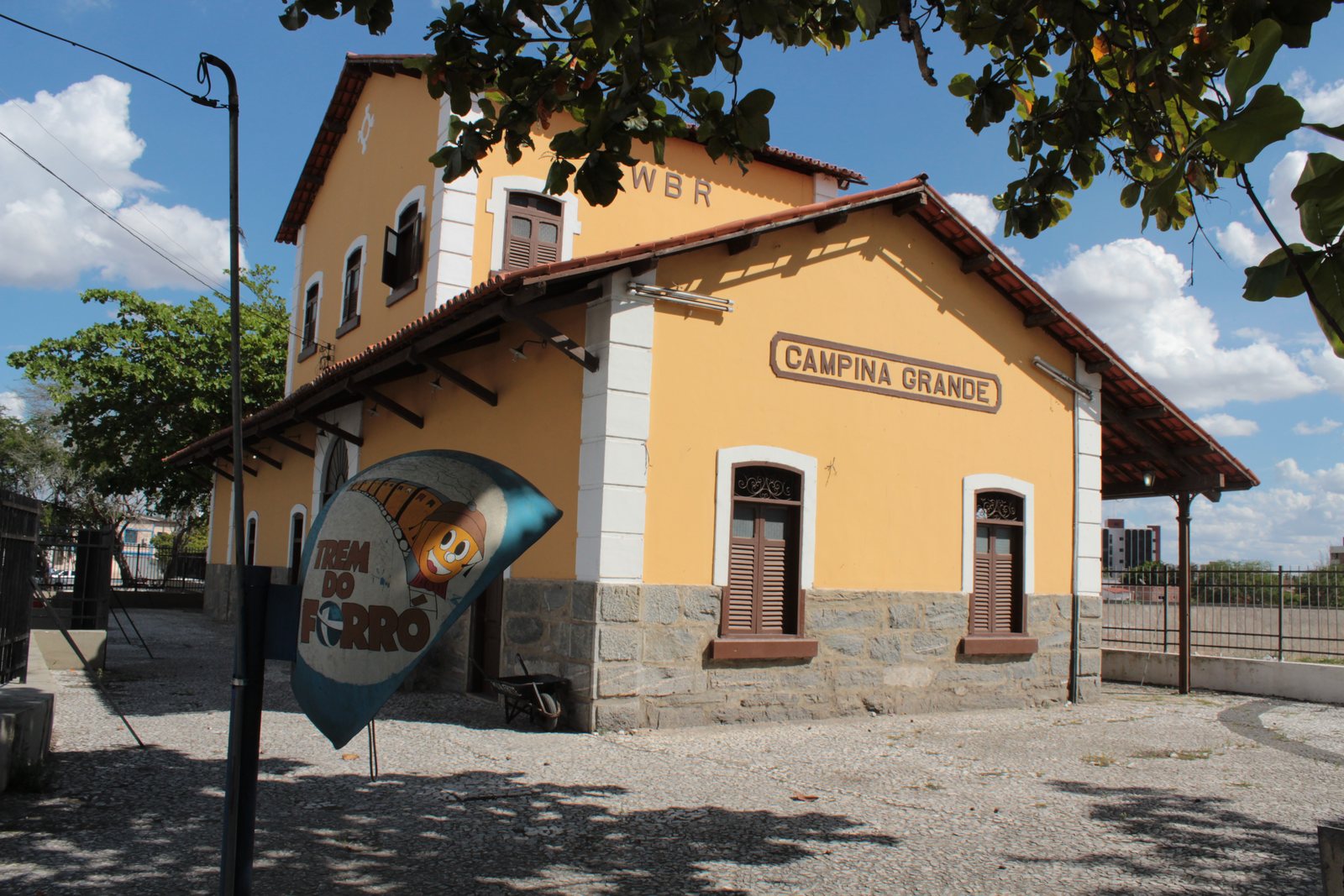Antiga Estação Ferroviária de Campina Grande, exemplar em estilo Art Déco, com sua fachada geométrica característica.
