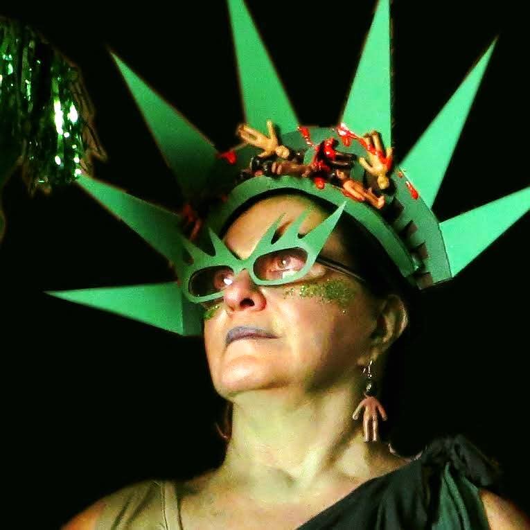 Retrato da designer argentina Lia Mônica Rossi, caracterizada com adereços artísticos, em registro fotográfico posado.