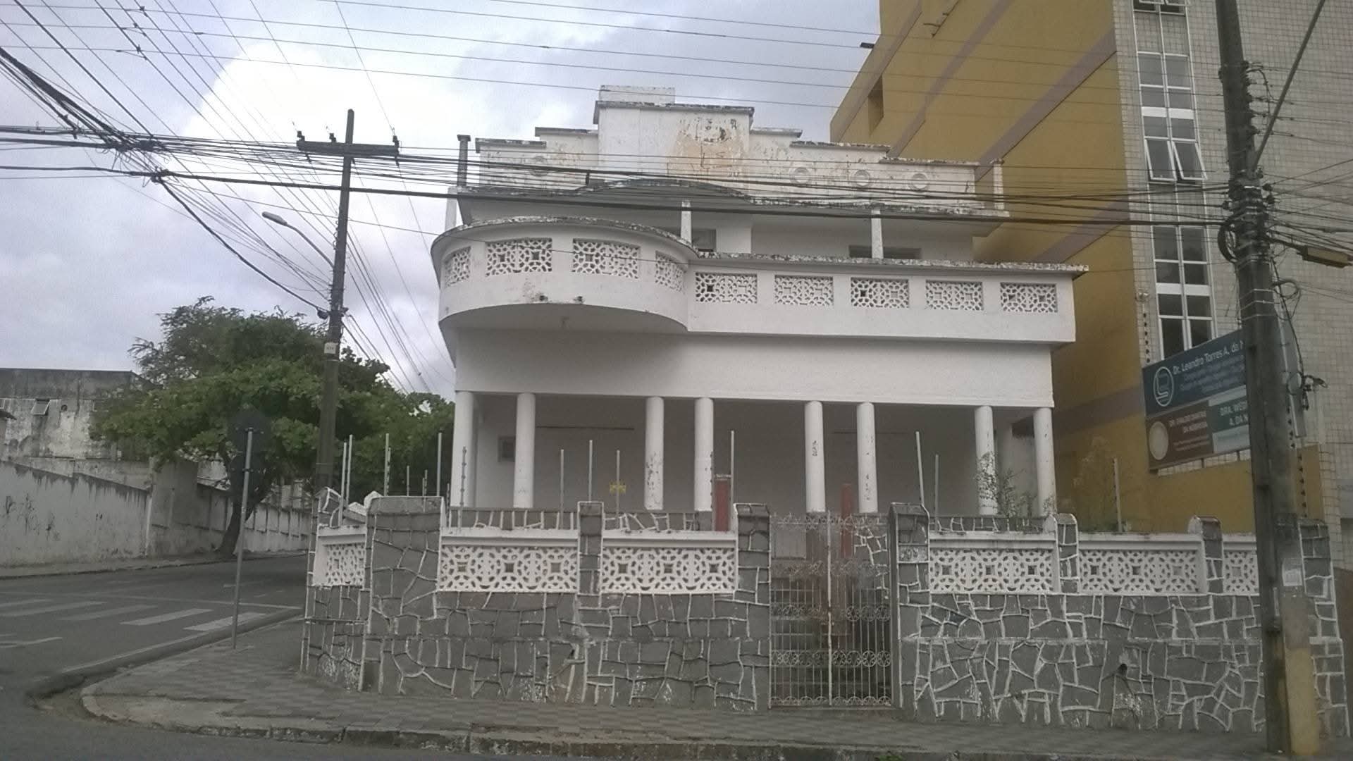 Residência Art Déco em Campina Grande com sacada curva, colunas cilíndricas e cobogós, em linguagem náutica inspirada nos vapores.