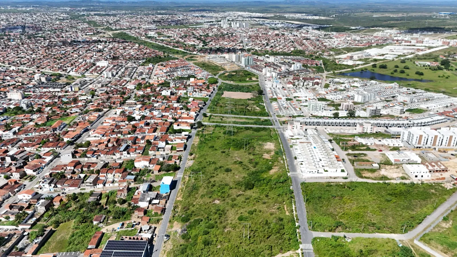 Vista aérea do corredor da Avenida Plínio Lemos entre bairros e conjuntos habitacionais da Zona Oeste de Campina Grande.