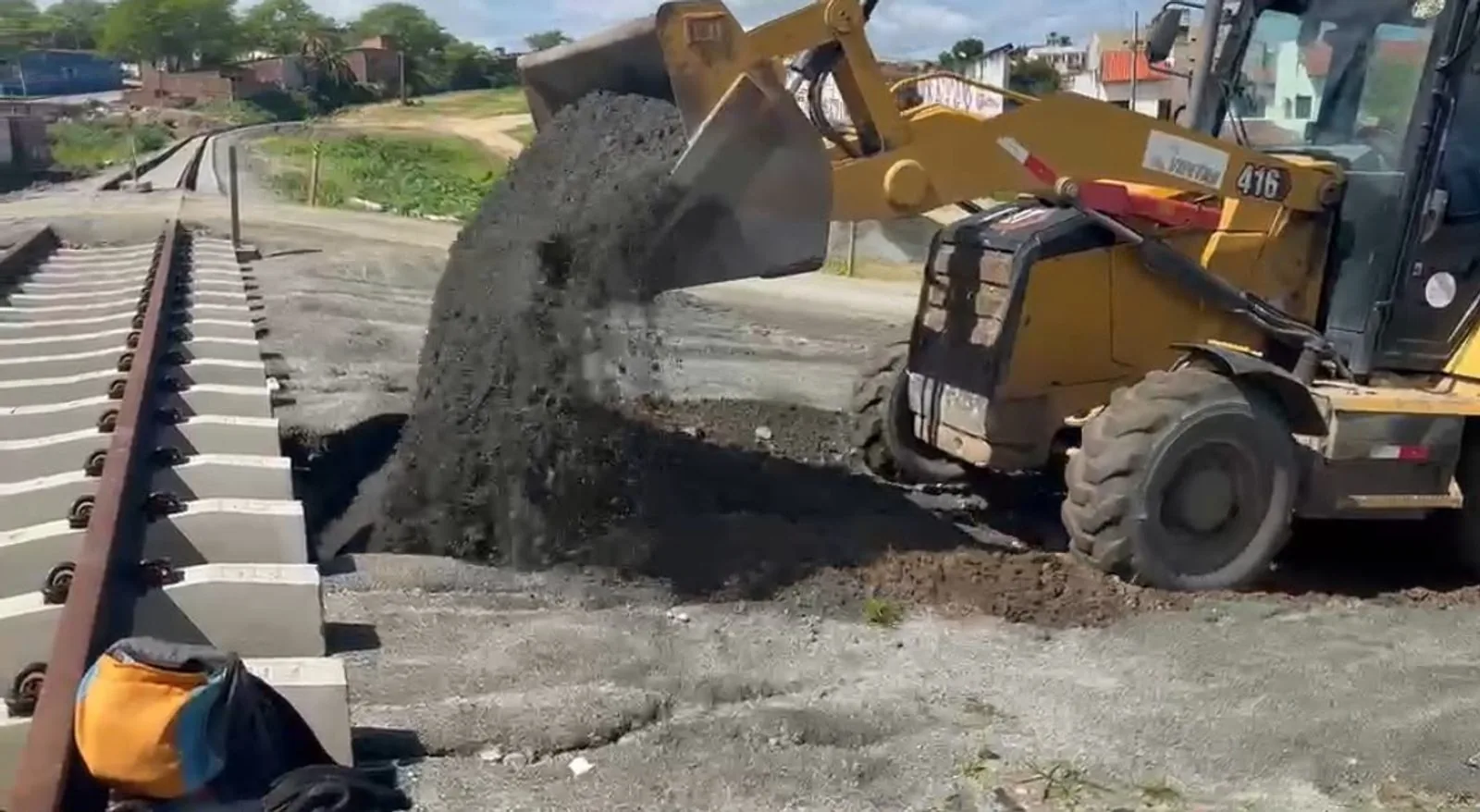 Equipe da Secretaria de Obras trabalha em reparo na linha férrea de Bodocongó, em Campina Grande