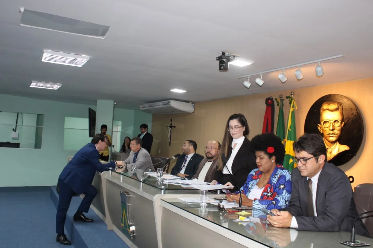 Vereadores reunidos no plenário da Câmara Municipal de Campina Grande durante sessão.