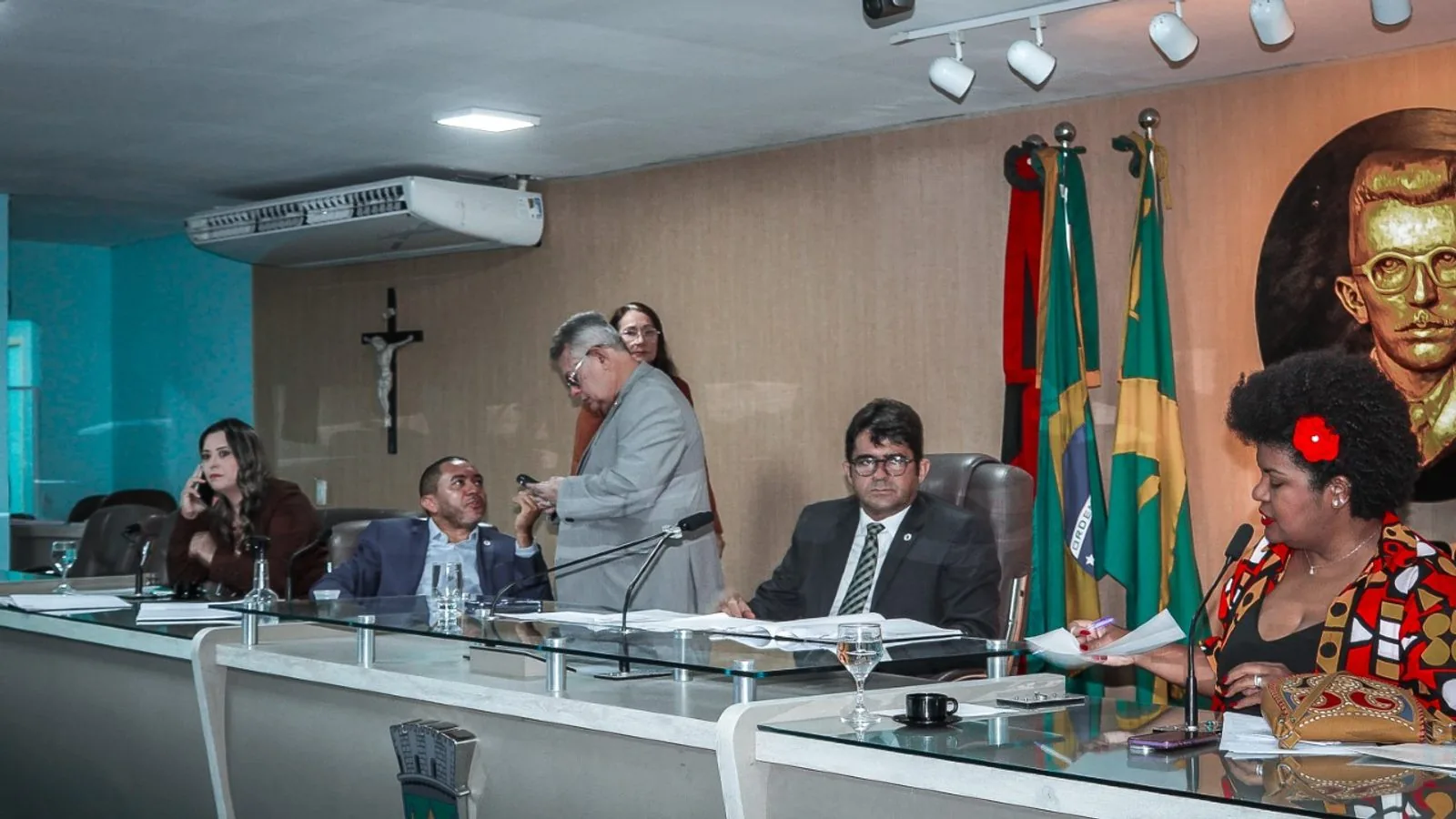 Vereadores reunidos no plenário da Câmara Municipal de Campina Grande durante sessão.