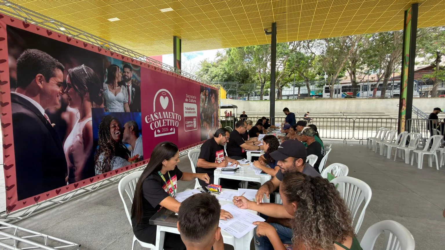 Casais durante inscrição para o Casamento Coletivo de Campina Grande, no Parque Evaldo Cruz