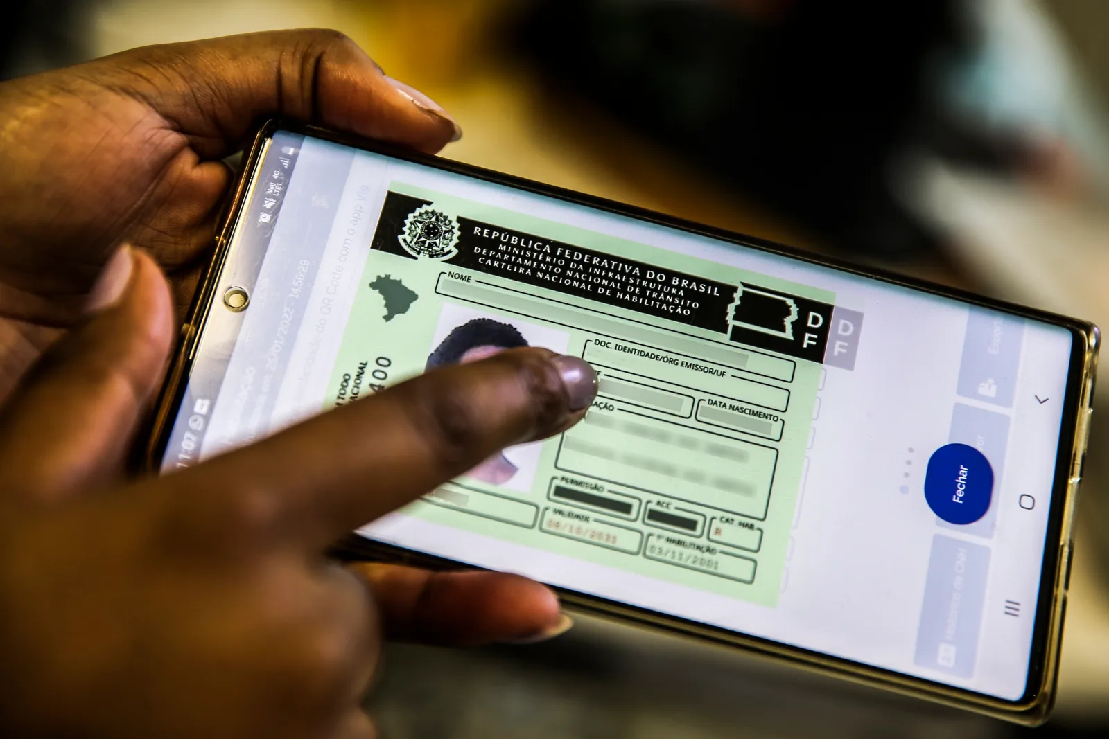 Carteira Nacional de Habilitação (CNH) digital exibida na tela de um celular