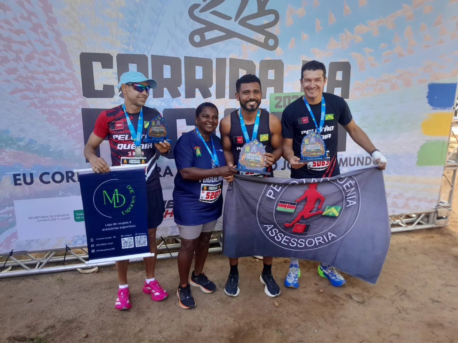 Corredores premiados posam com medalhas e troféus na 43ª Corrida da Fogueira, em Campina Grande