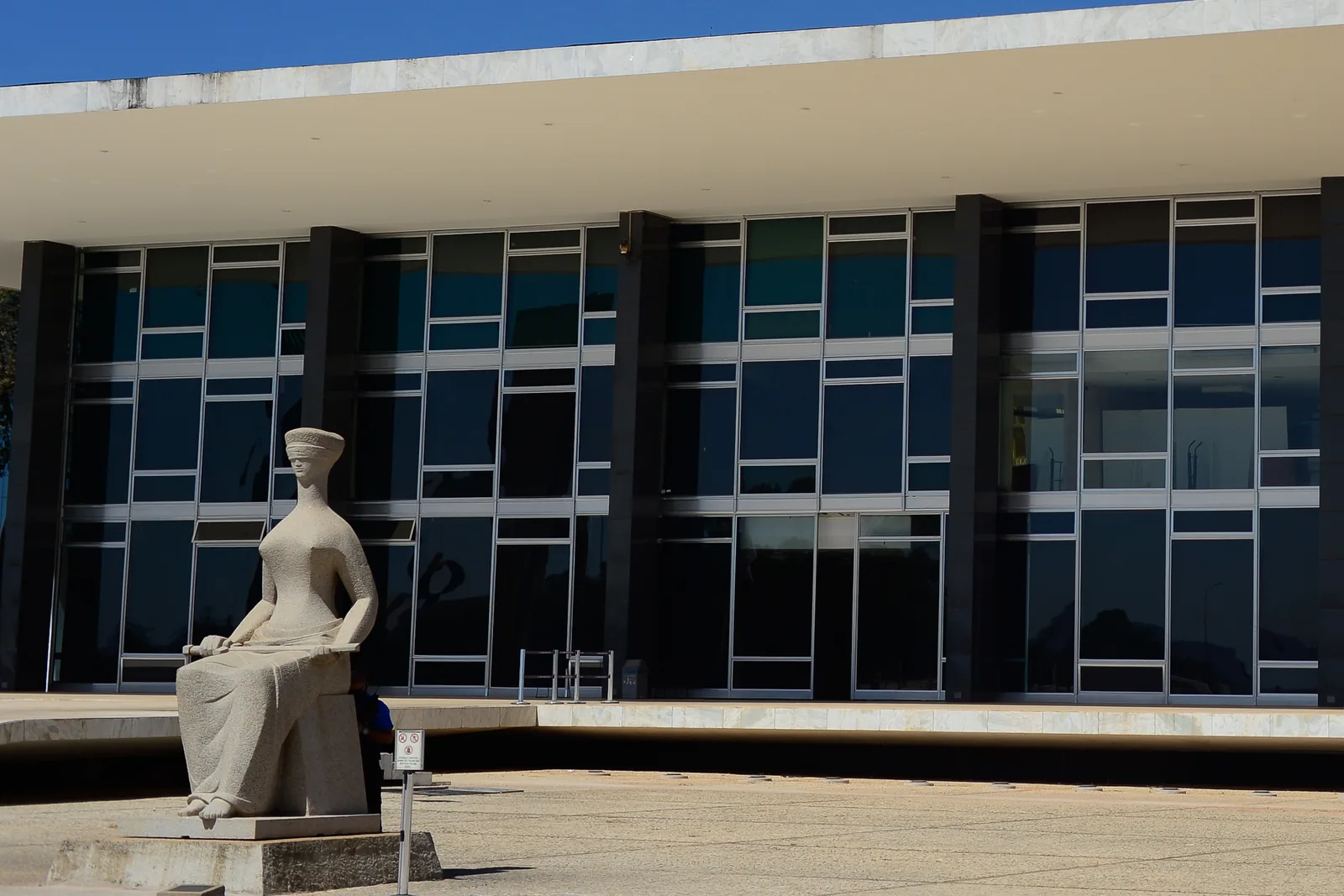 Fachada do edifício-sede do Supremo Tribunal Federal, com a escultura A Justiça em primeiro plano.