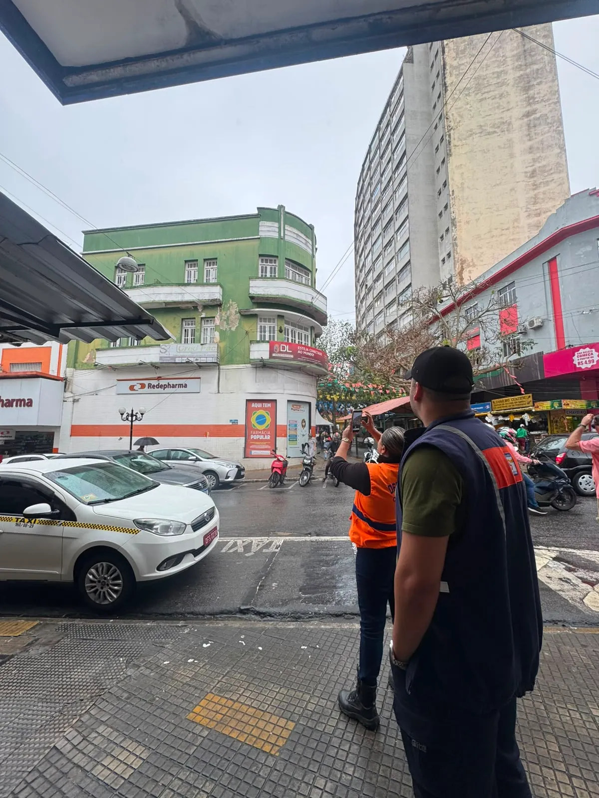 Agentes da Defesa Civil vistoriam marquise de imóvel no Centro de Campina Grande