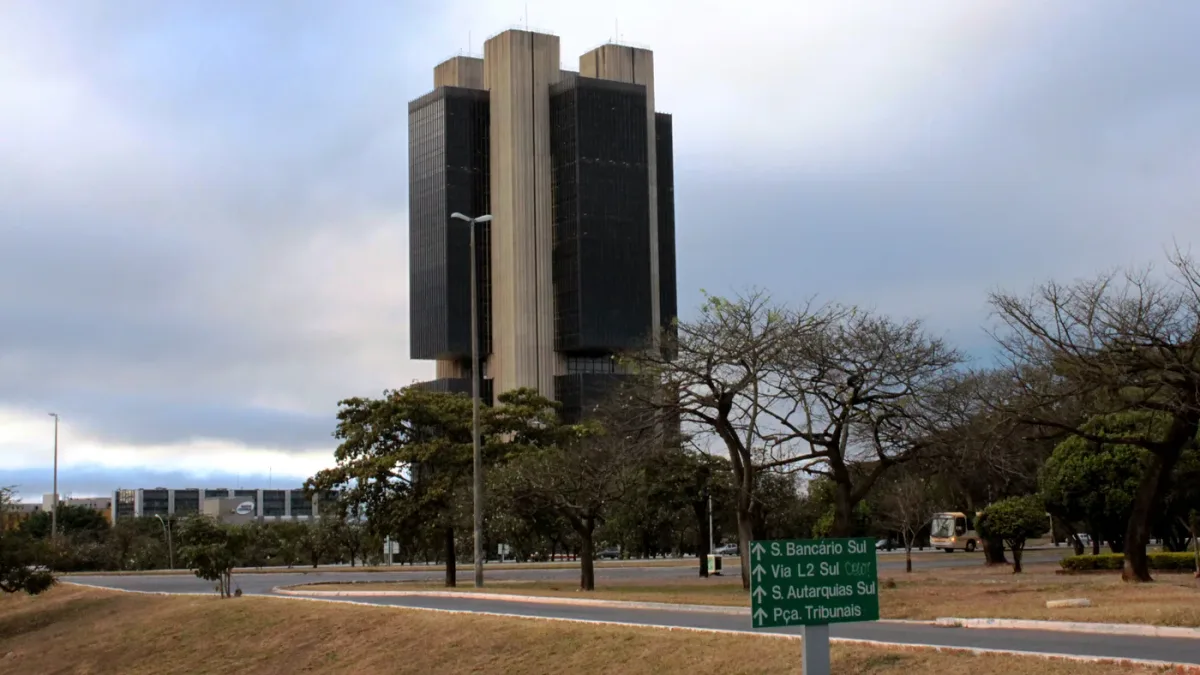 Fachada de vidro da sede do Banco Central do Brasil, em Brasília, com o nome da instituição.
