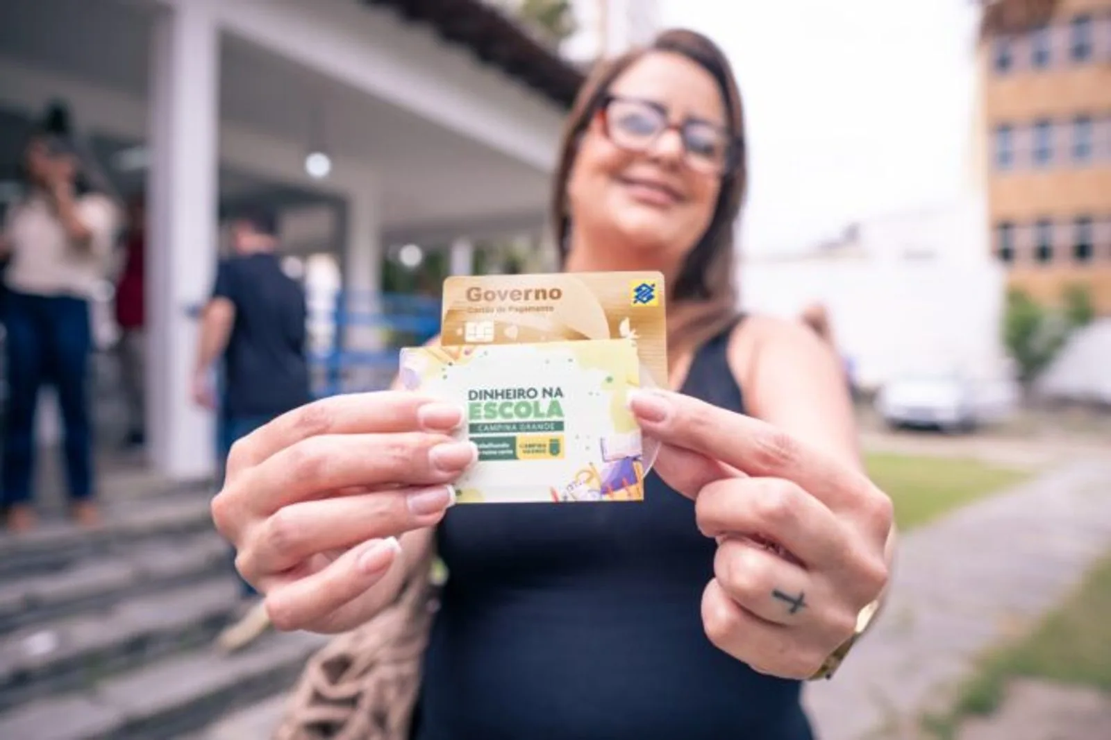 Cartão de pagamento do PDDE Municipal Dinheiro na Escola exibido na entrega às escolas de Campina Grande
