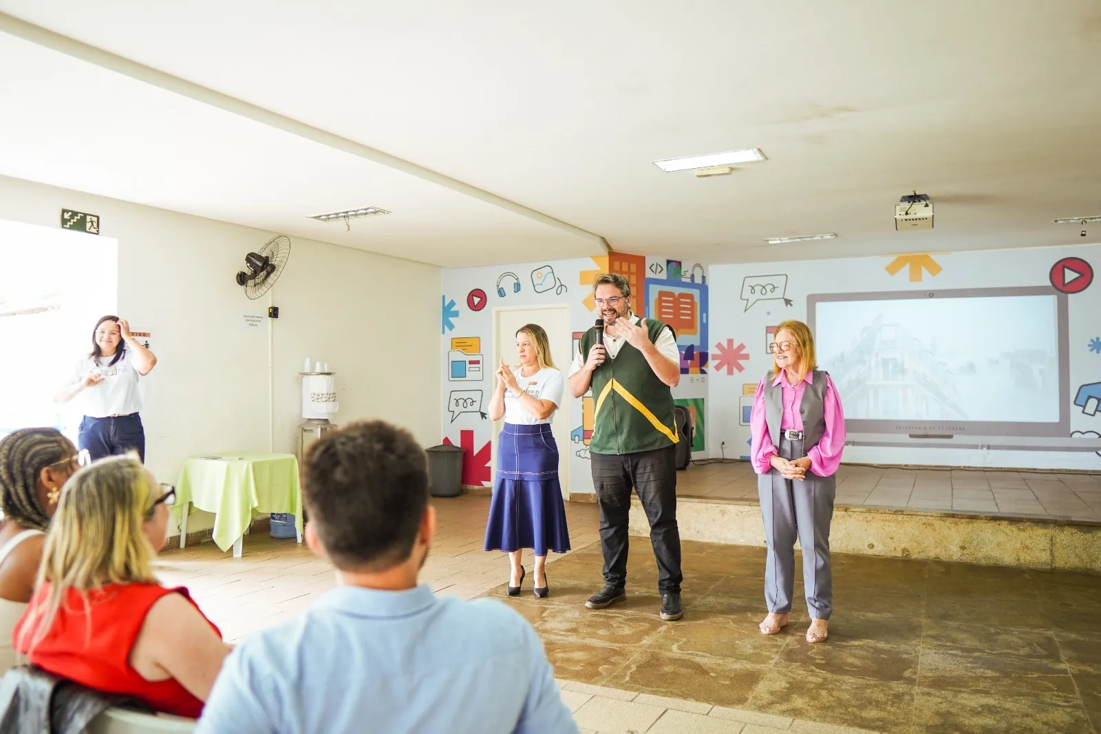 Educadores de diferentes redes de ensino reunidos durante visita à rede municipal de Campina Grande