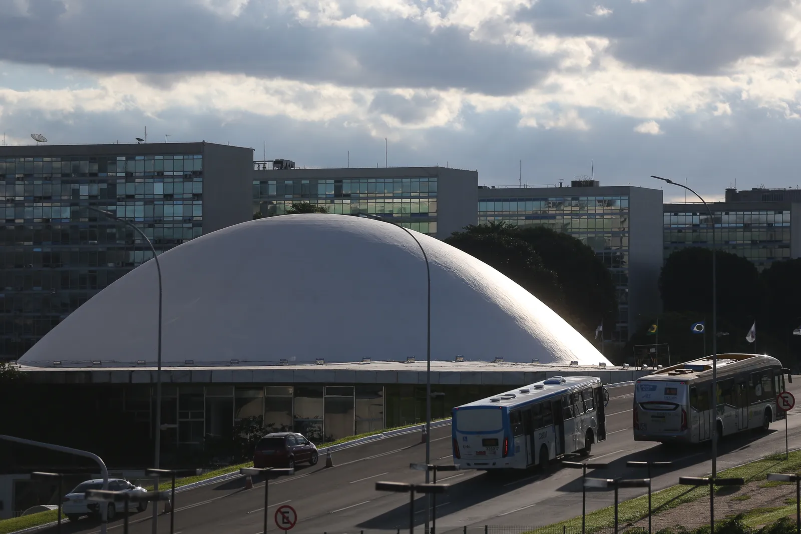 A cúpula voltada para baixo do Congresso Nacional, que abriga o plenário do Senado Federal, vista da via em Brasília.