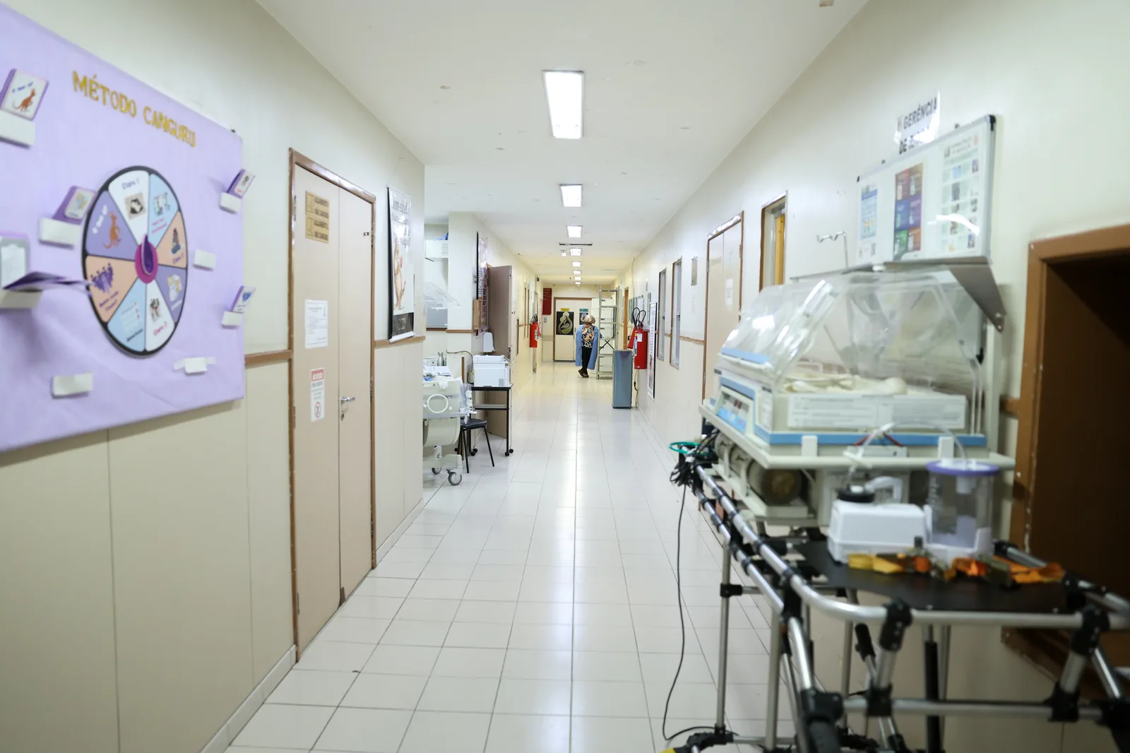 Enfermaria da Maternidade Escola da UFRJ, no Rio de Janeiro, ambiente de ensino e prática da formação médica.