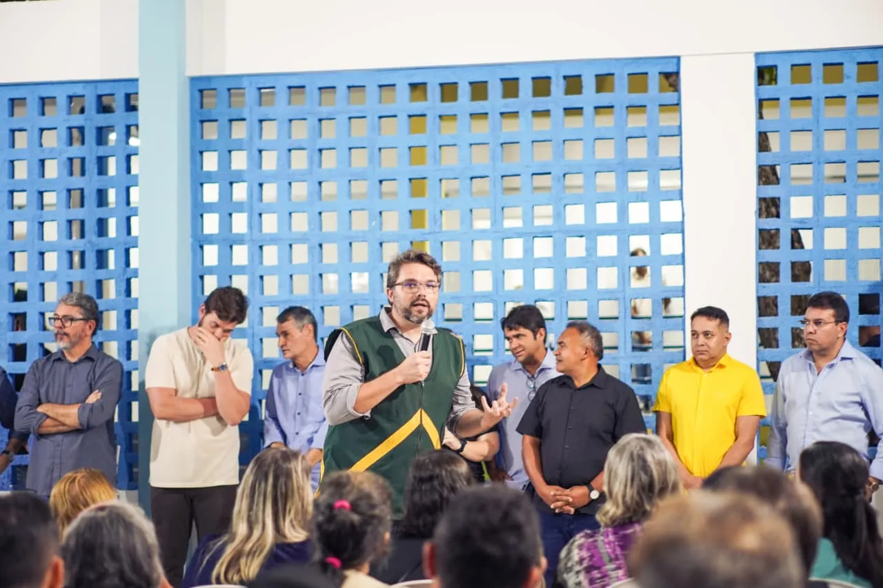 Prefeito e autoridades na entrega da nova Escola Municipal Tiradentes, no bairro Santa Rosa, em Campina Grande