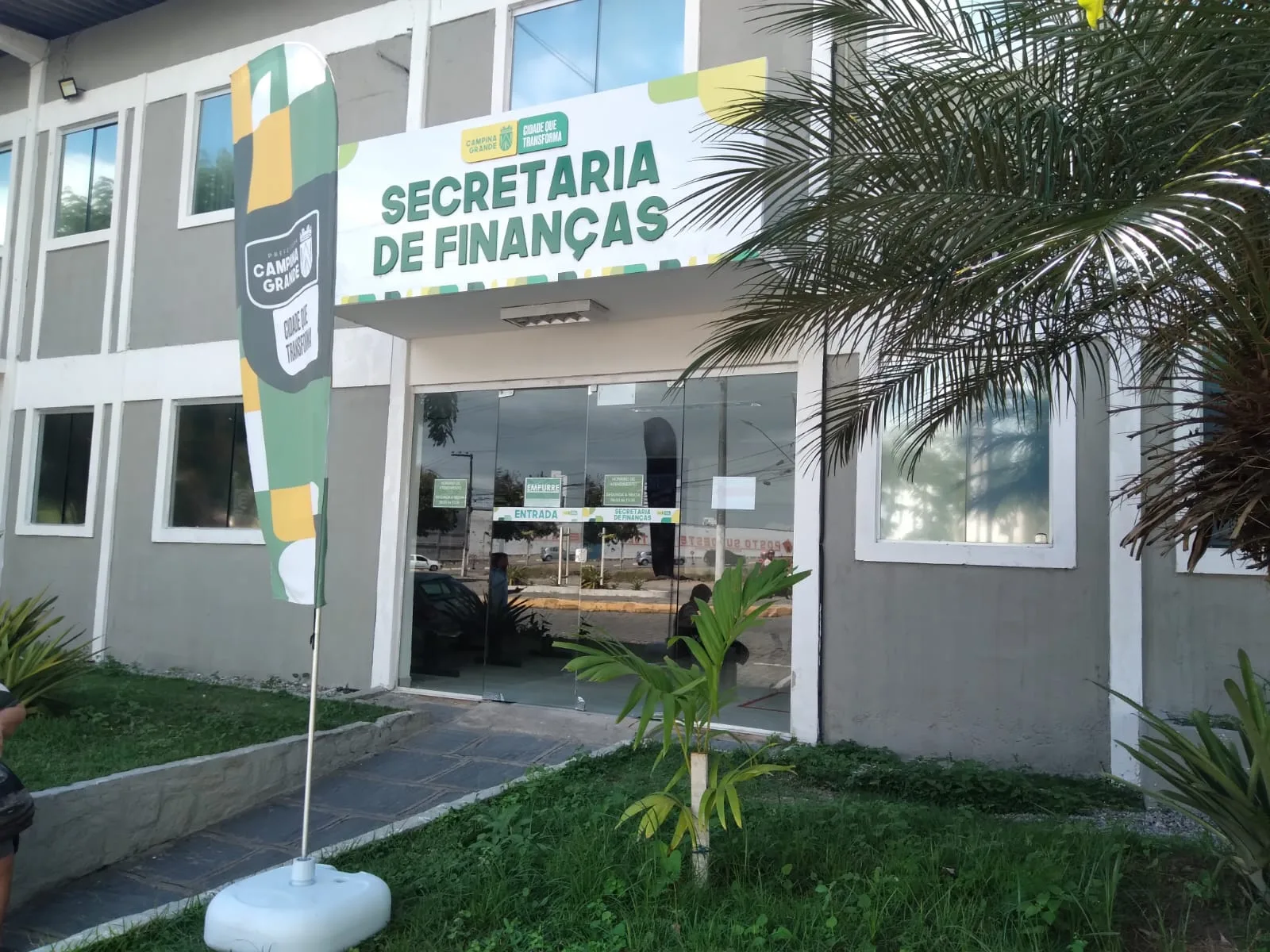 Fachada da Secretaria de Finanças de Campina Grande, com letreiro institucional da Prefeitura