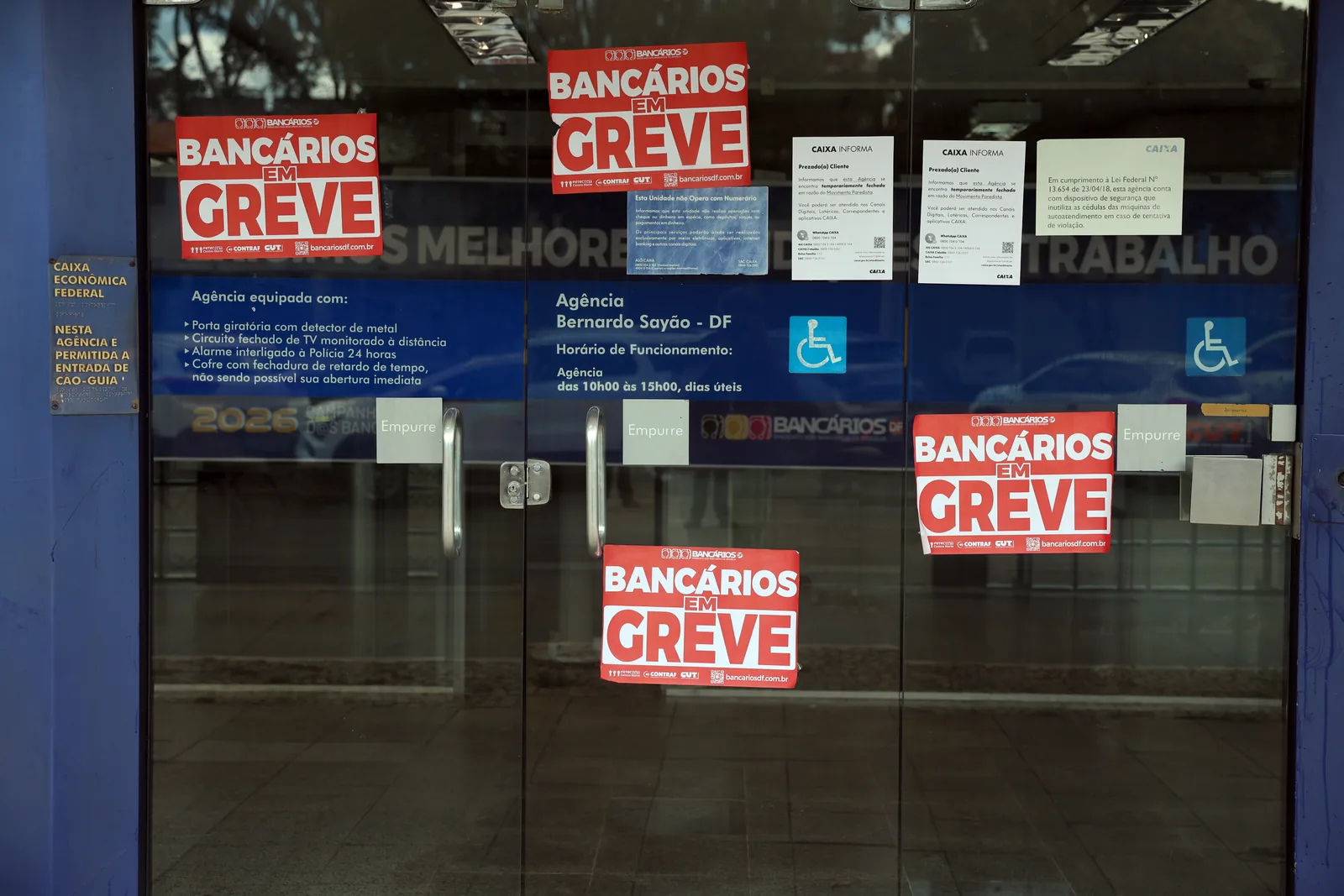 Faixas de greve em fachada de órgão de serviço público.