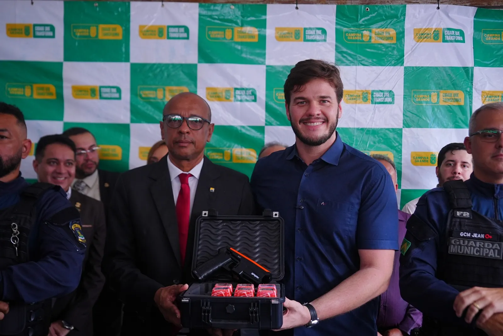 Autoridades exibem equipamento entregue à Guarda Civil Municipal em cerimônia em Campina Grande