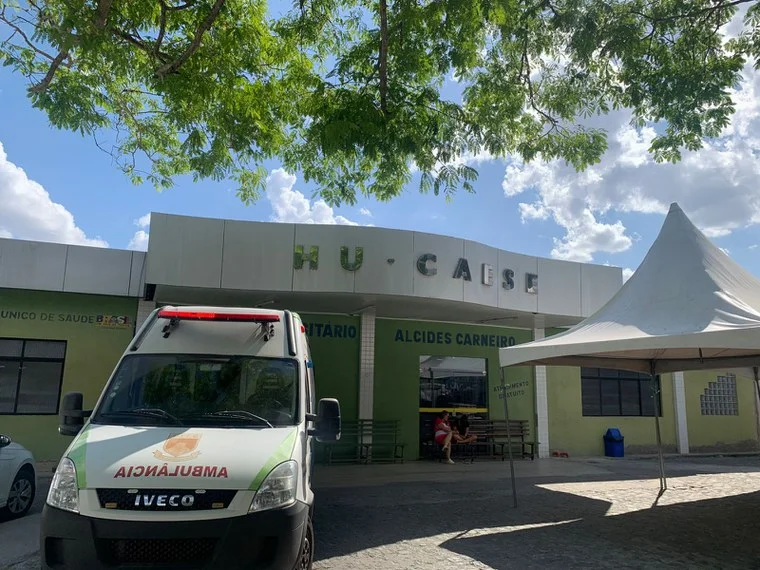 Fachada do Hospital Universitário Alcides Carneiro, em Campina Grande, com a identificação da unidade e a estrutura de atendimento.