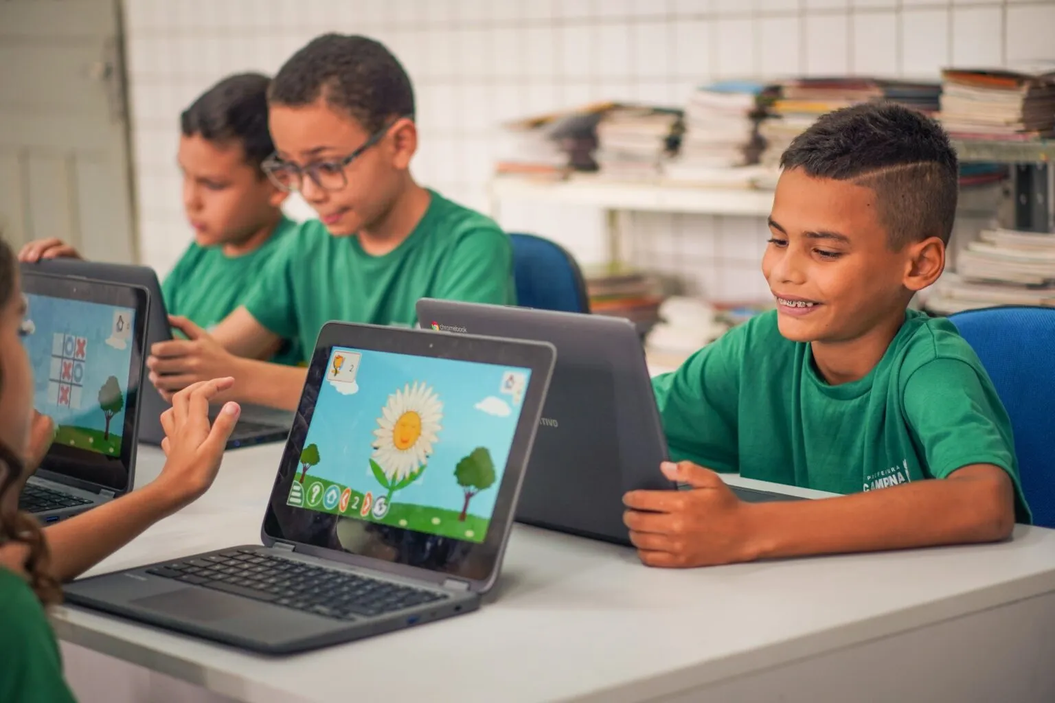 Estudantes da rede municipal de Campina Grande usam notebooks em sala de aula