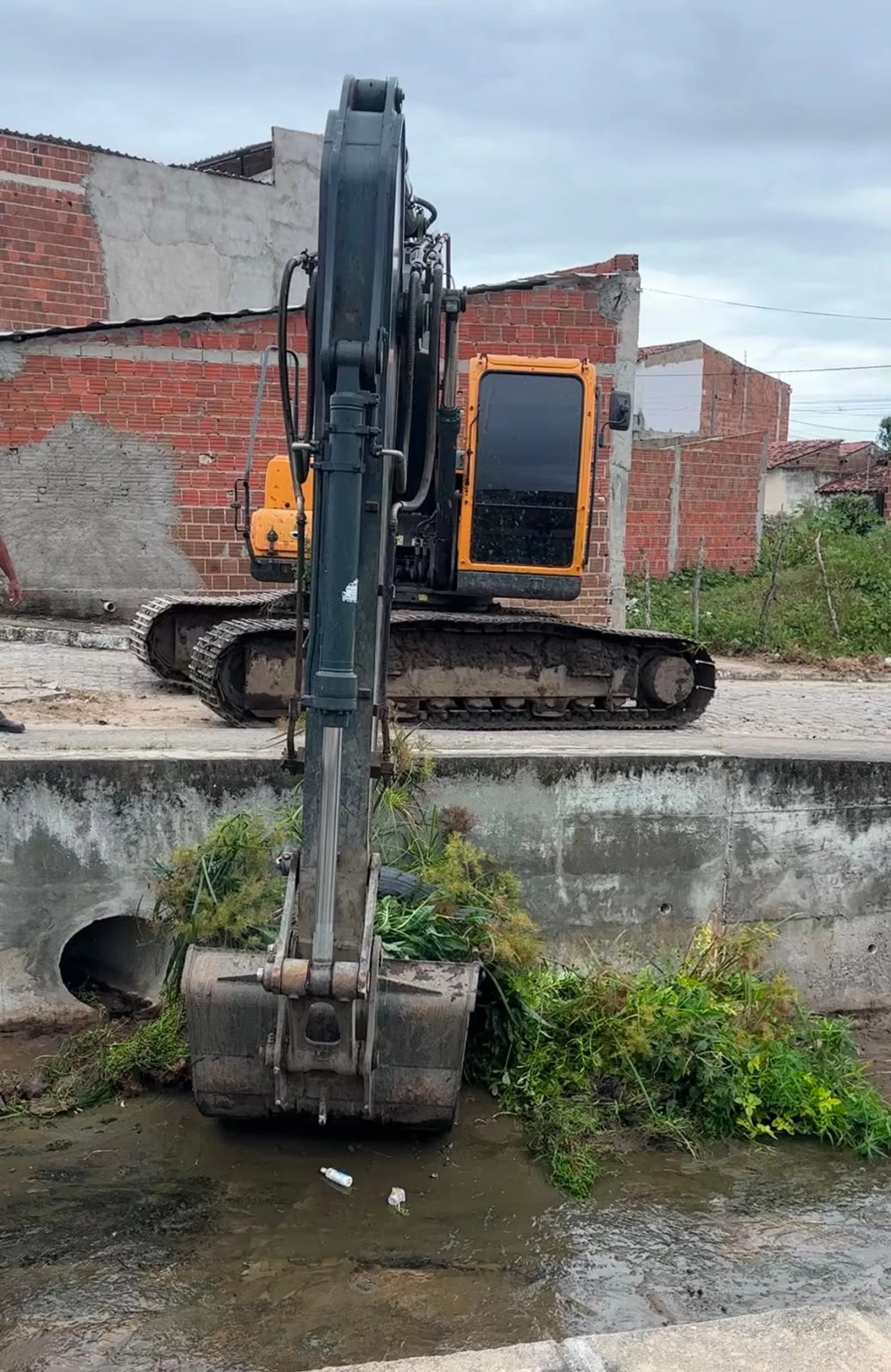 Equipes da Sesuma limpam canal do bairro do Mutirão com apoio de maquinário em Campina Grande