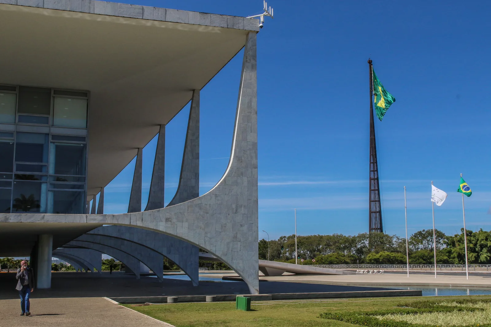 Fachada do Palácio do Planalto, em Brasília, com as colunas brancas e a rampa de acesso.