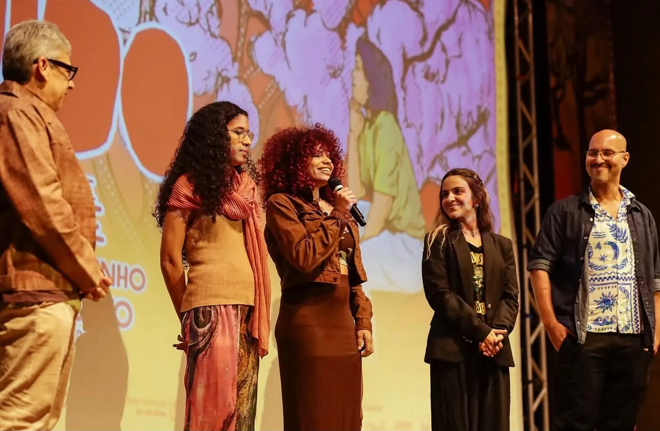 Realizadores no palco falam ao público durante sessão do Muído Festival de Cinema