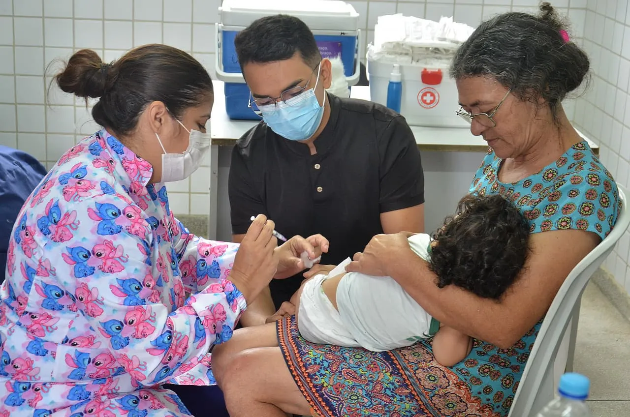 Profissional de saúde aplica vacina em criança durante campanha em Campina Grande