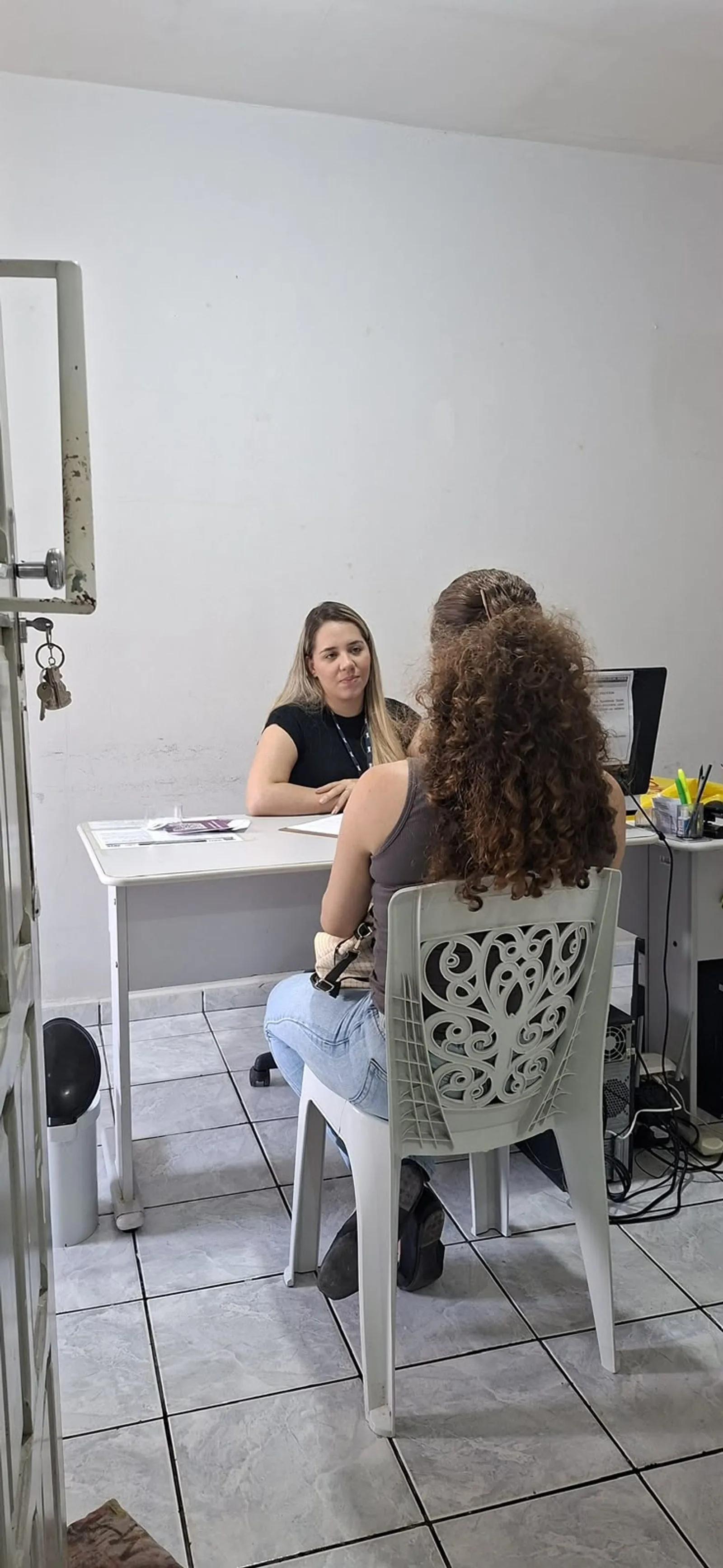 Candidatos são atendidos durante mutirão de vagas em um CRAS de Campina Grande