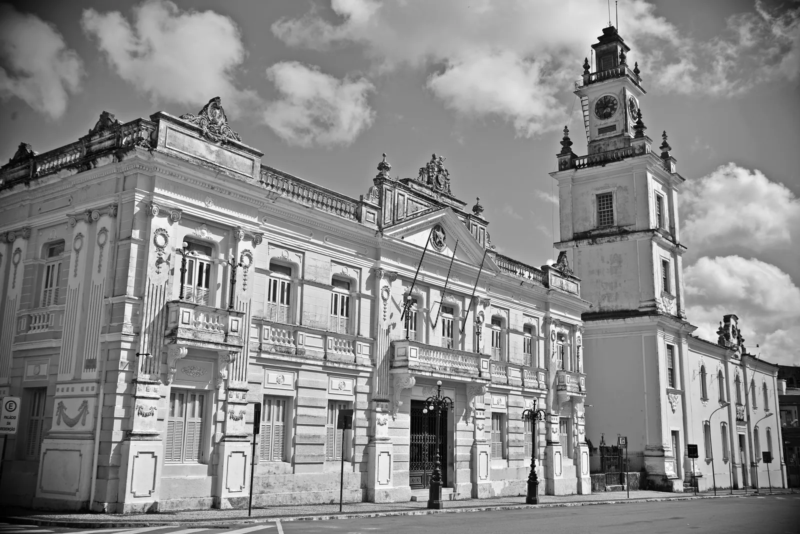 Fachada do Palácio da Redenção, sede do governo da Paraíba, com torre do relógio, em João Pessoa, em foto em preto e branco.