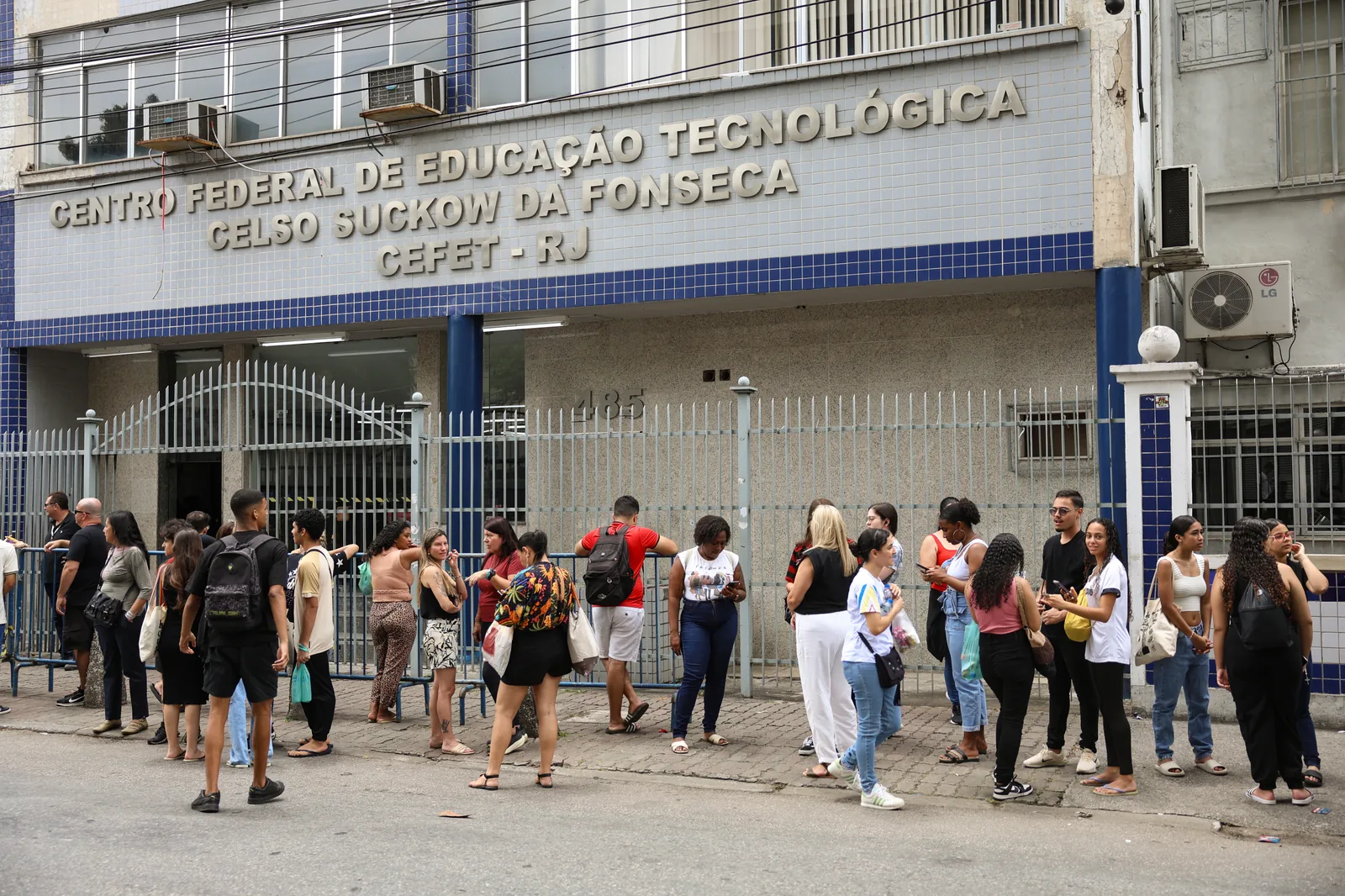Estudantes do ensino médio aguardam a abertura dos portões do Enem