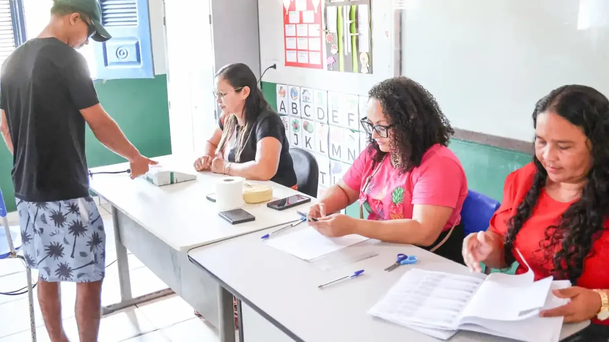 Eleitor digita em uma urna eletrônica durante teste da Justiça Eleitoral, com a tela e o teclado numérico à mostra.