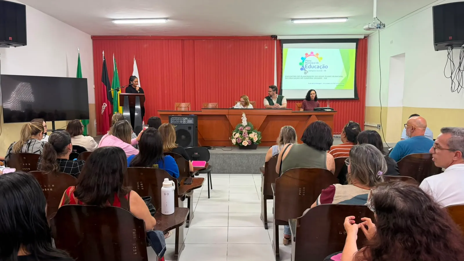 Mesa de abertura e plateia no primeiro encontro do Plano Municipal de Educação de Campina Grande