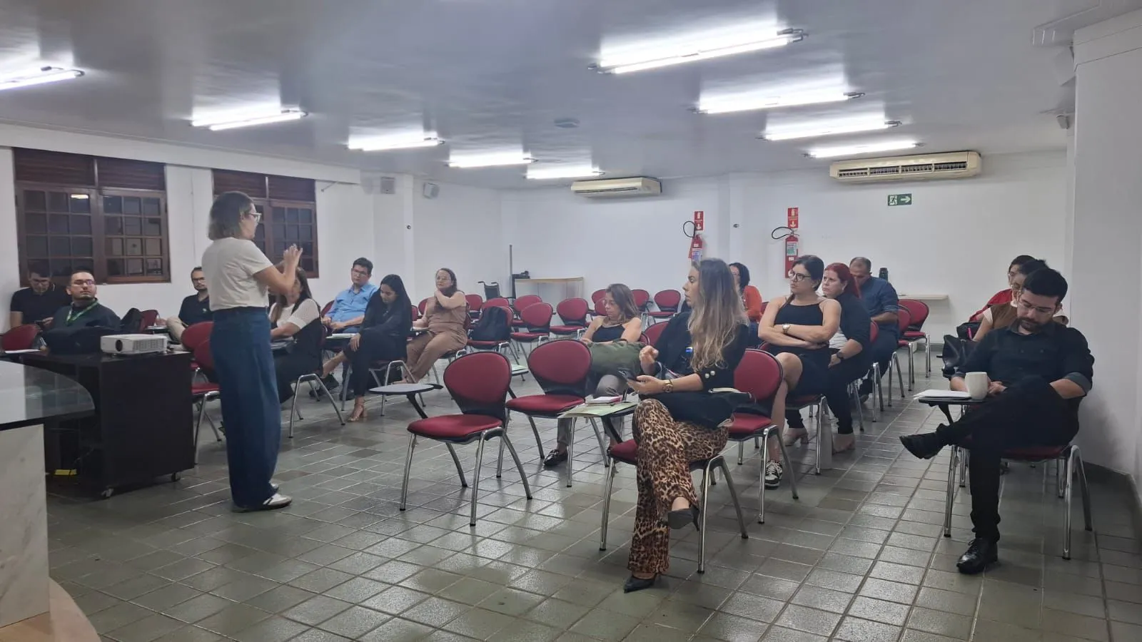 Servidores municipais sentados em auditório durante capacitação sobre contratações públicas em Campina Grande.