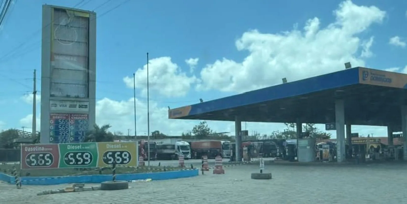 Posto de combustíveis em Campina Grande, com painel de preços e cobertura sobre as bombas