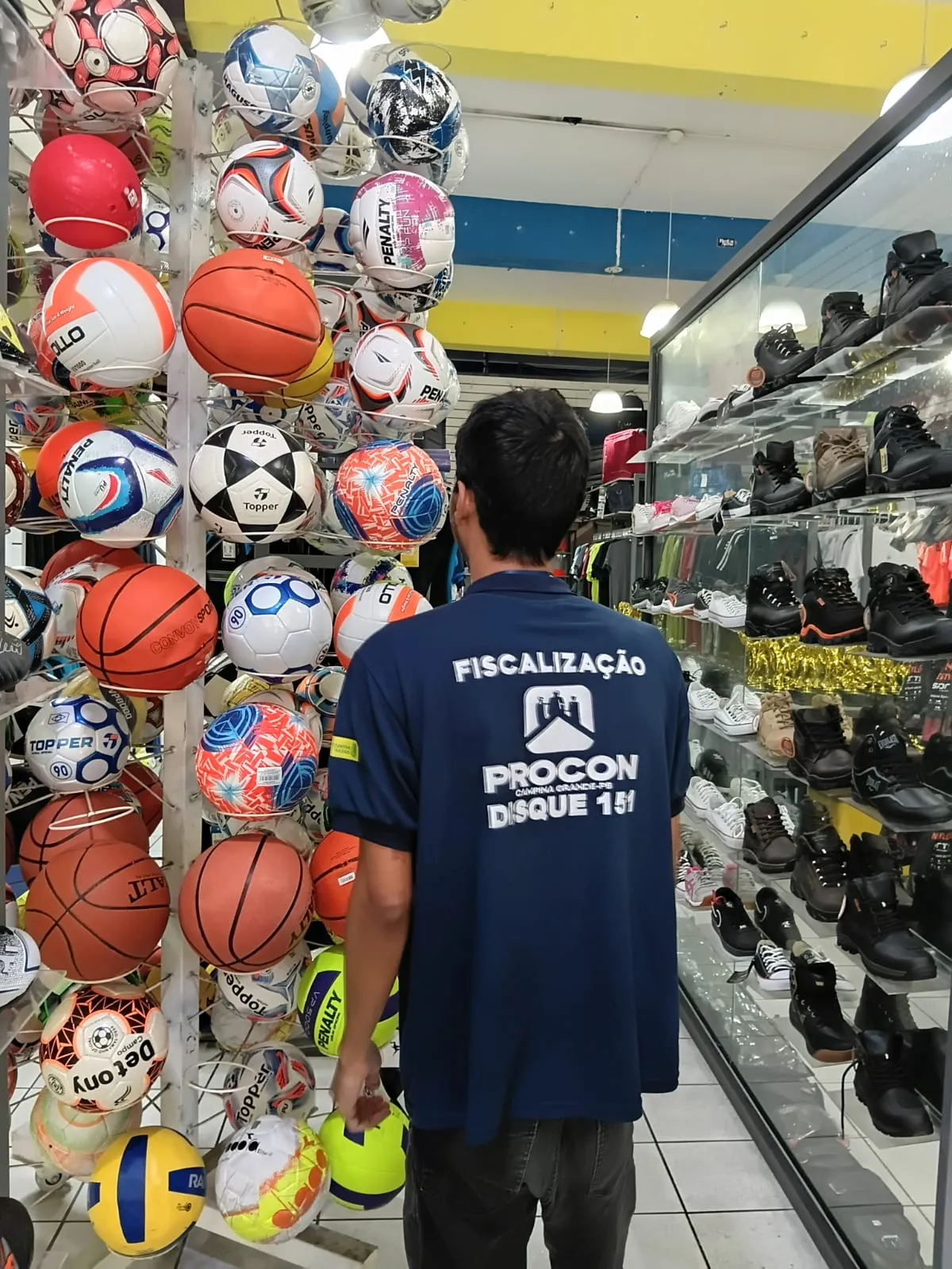 Agente do Procon-CG durante pesquisa de preços em loja do comércio de Campina Grande