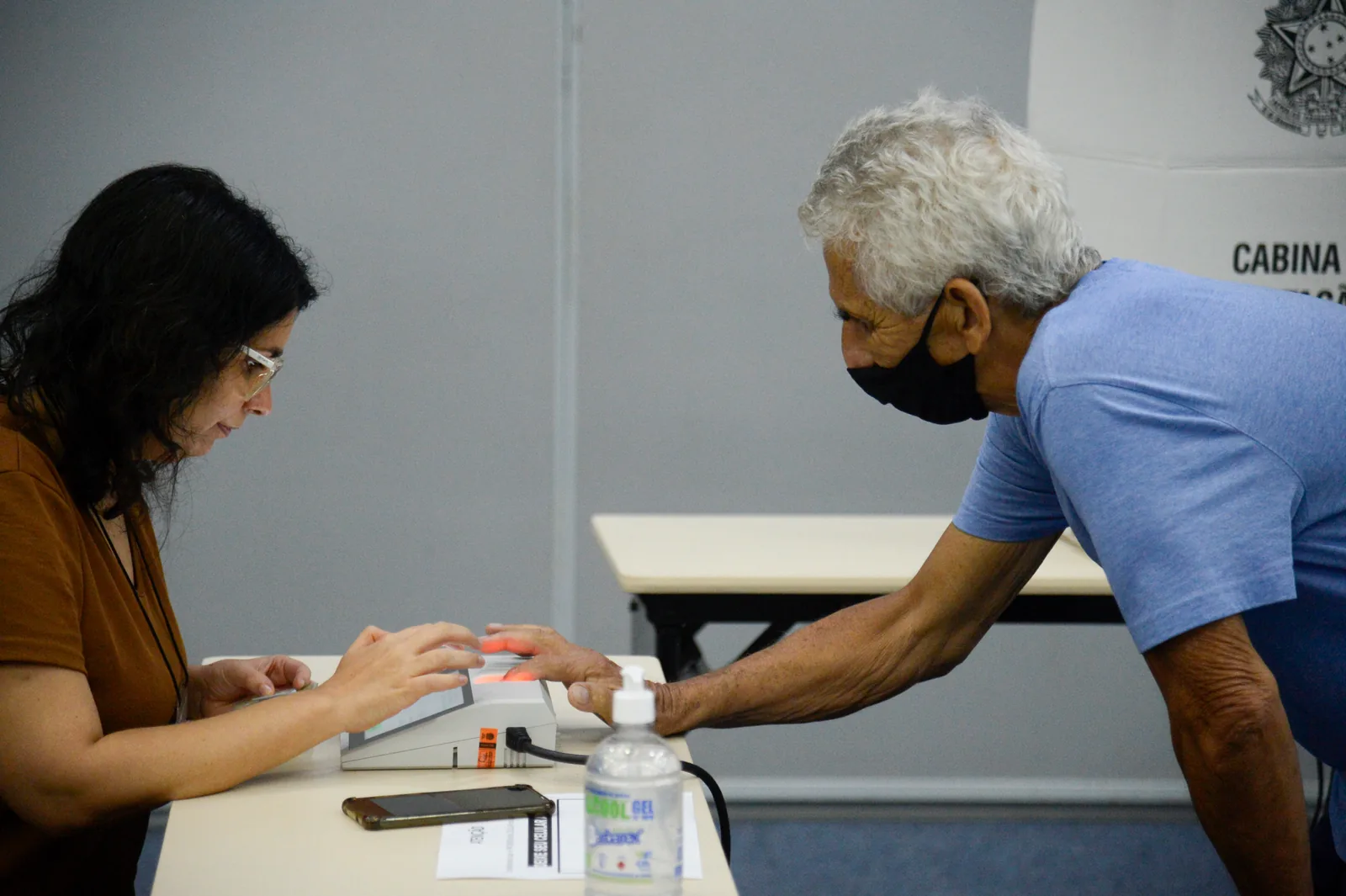 Eleitor idoso faz identificação biométrica em seção eleitoral