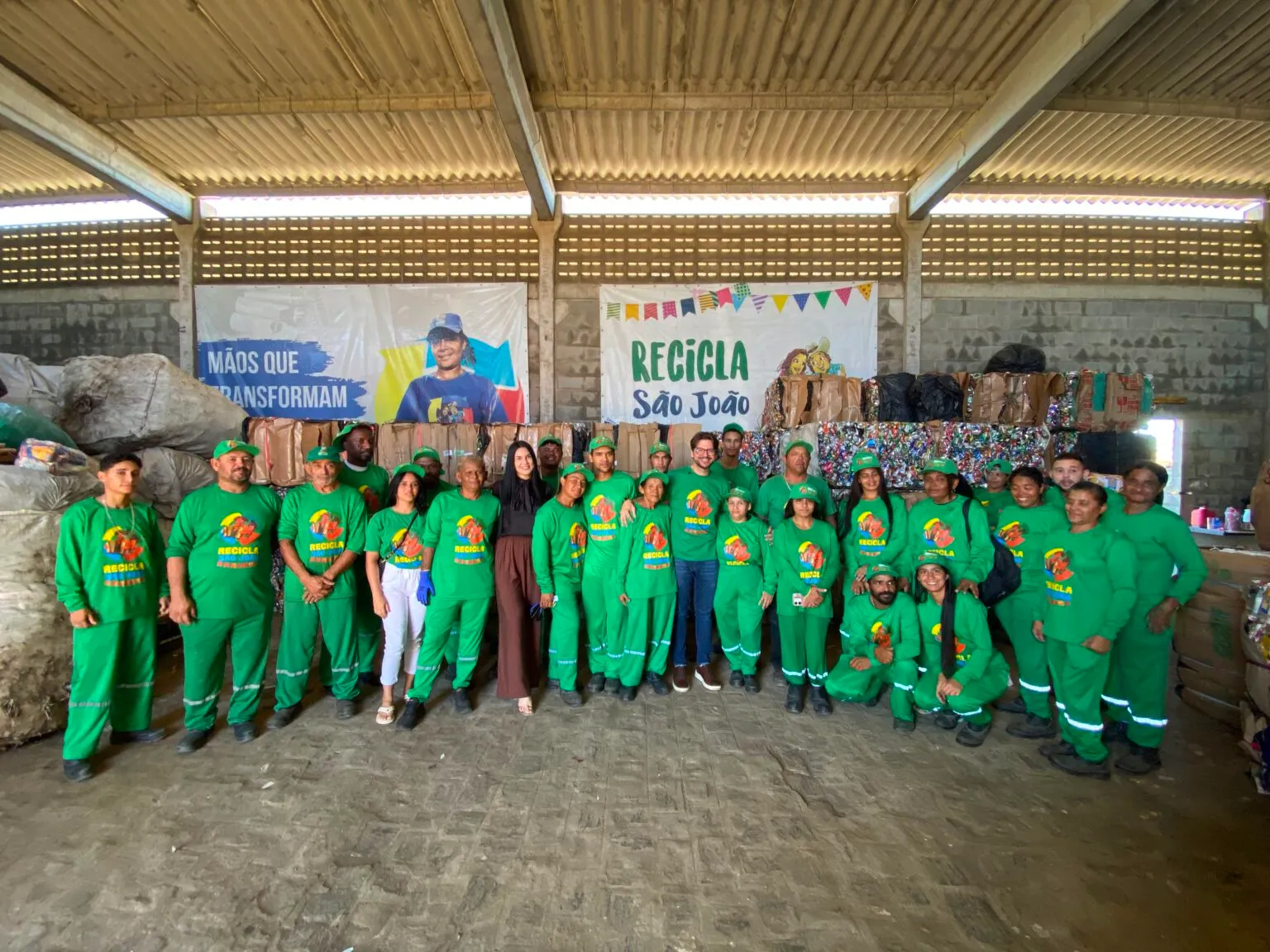Equipe da coleta seletiva do Recicla São João reunida com materiais recicláveis em Campina Grande