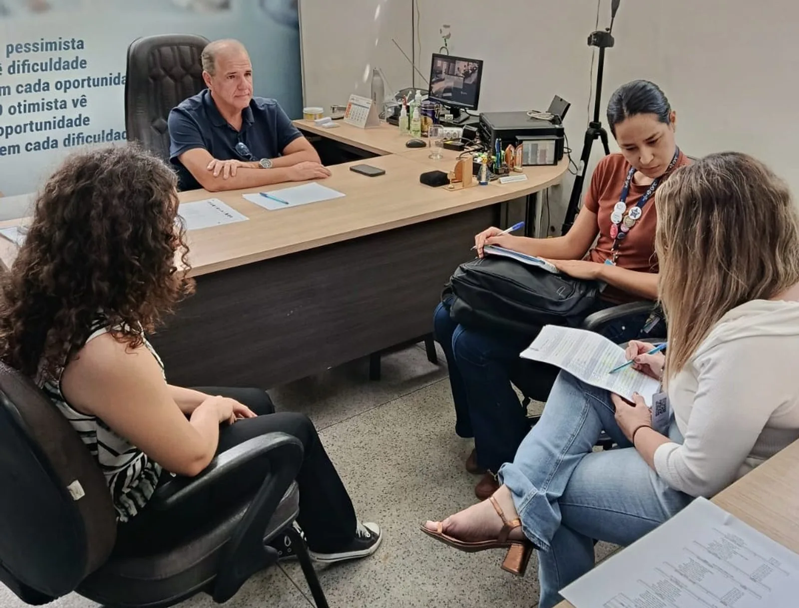 Reunião em escritório sobre a oferta de vagas em parceria com a Rede Compras, em Campina Grande