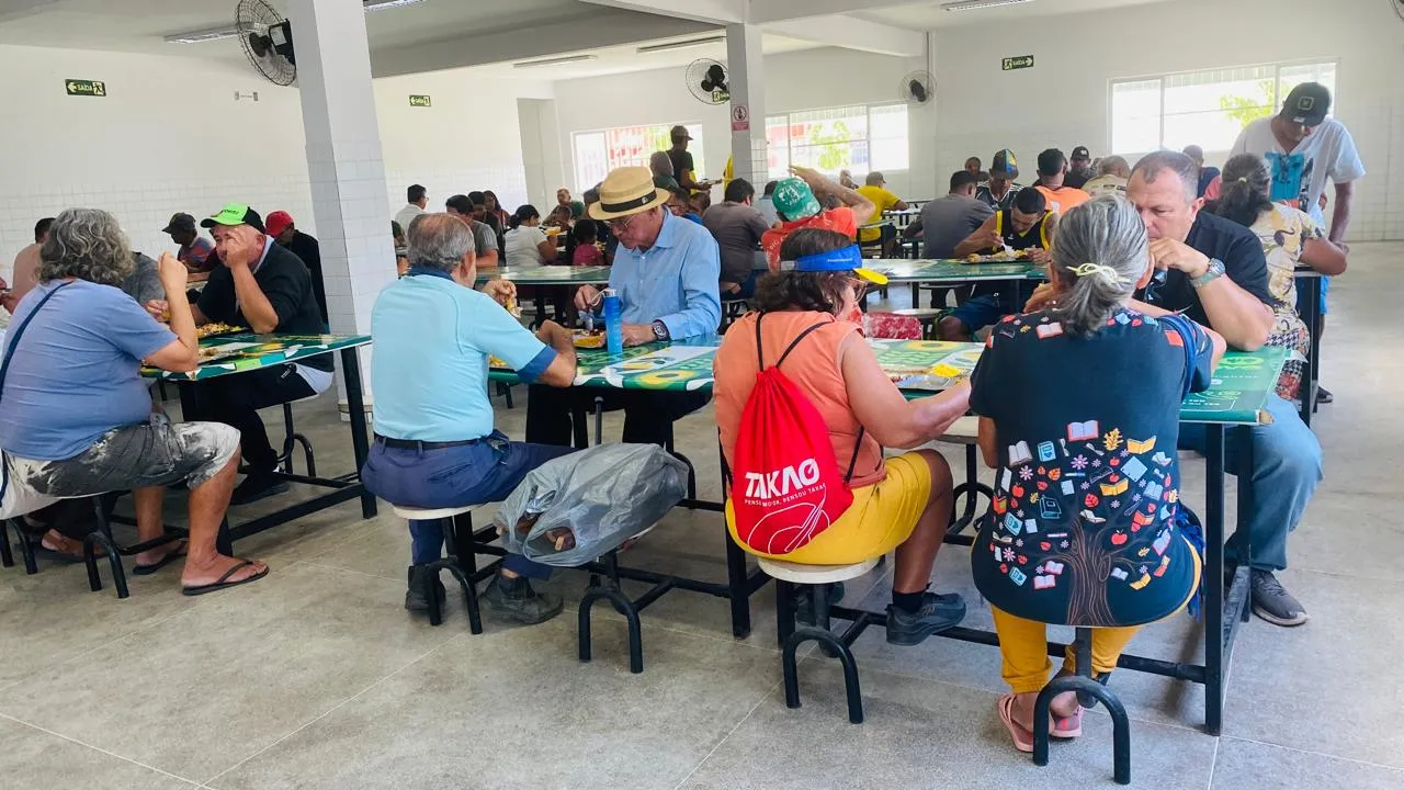 Usuários almoçam no Restaurante Popular Prato do Povo, no Distrito dos Mecânicos, em Campina Grande