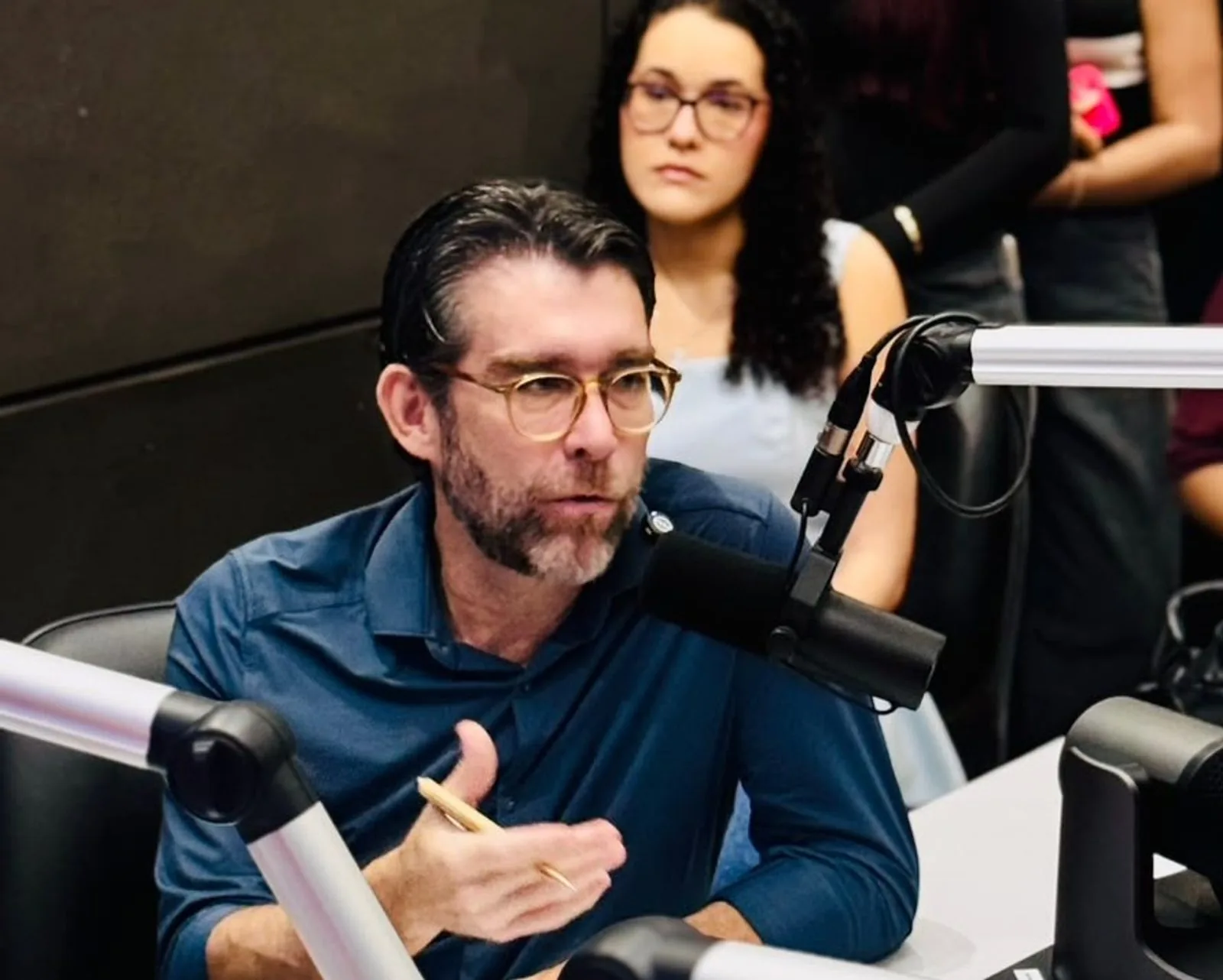 Prefeito fala sobre as obras nas unidades de saúde em entrevista de rádio, em Campina Grande