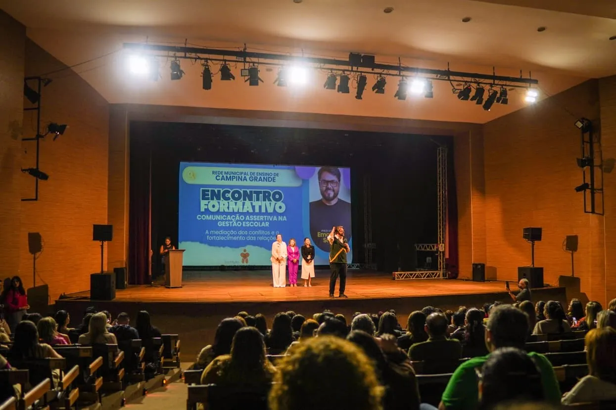 Profissionais da rede municipal de ensino reunidos no Teatro Municipal Severino Cabral, em Campina Grande.