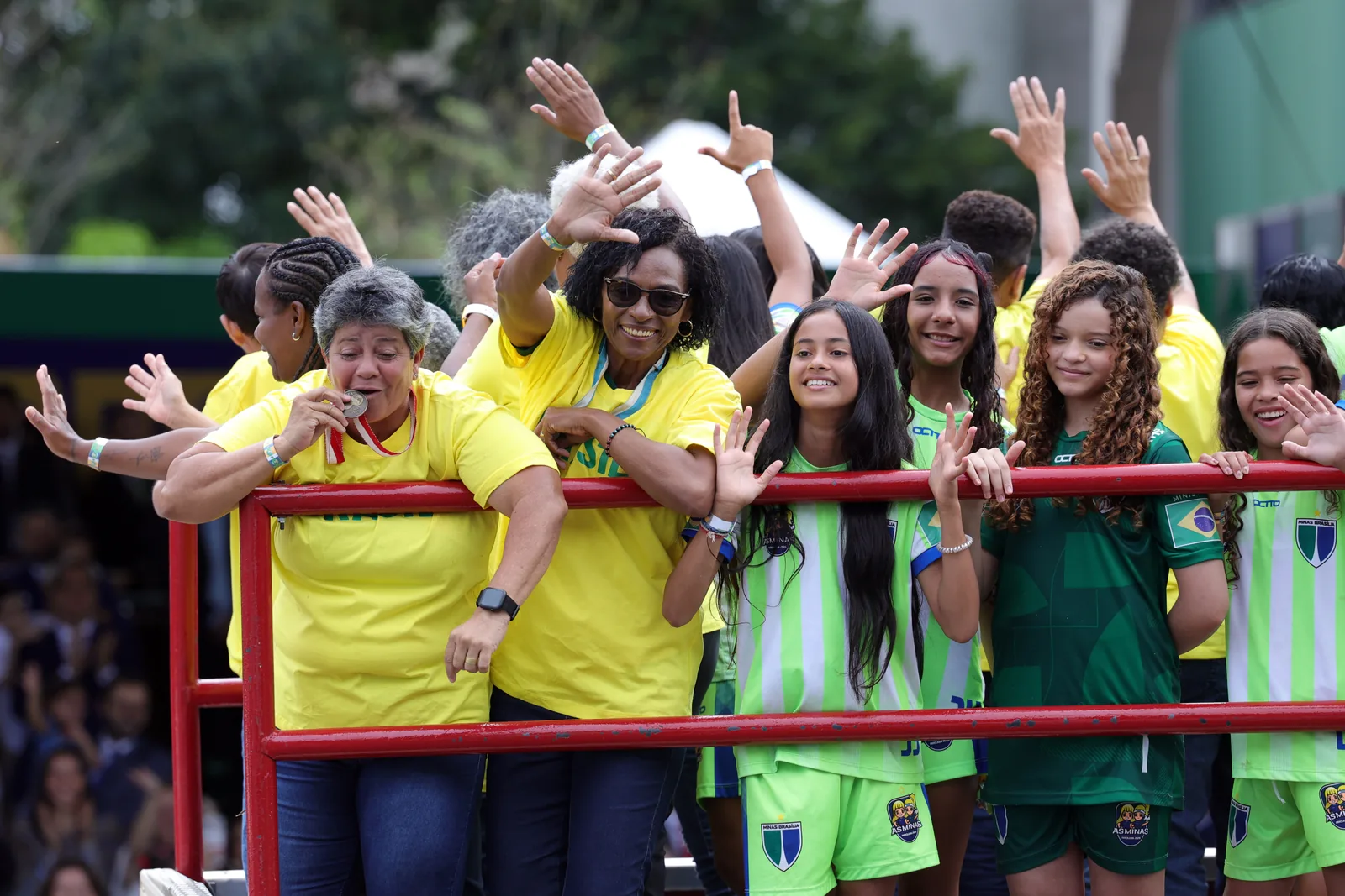 Mulheres em fila desfilam em pista, representando as atletas pioneiras do futebol feminino, durante o Desfile da Independência em Brasília.