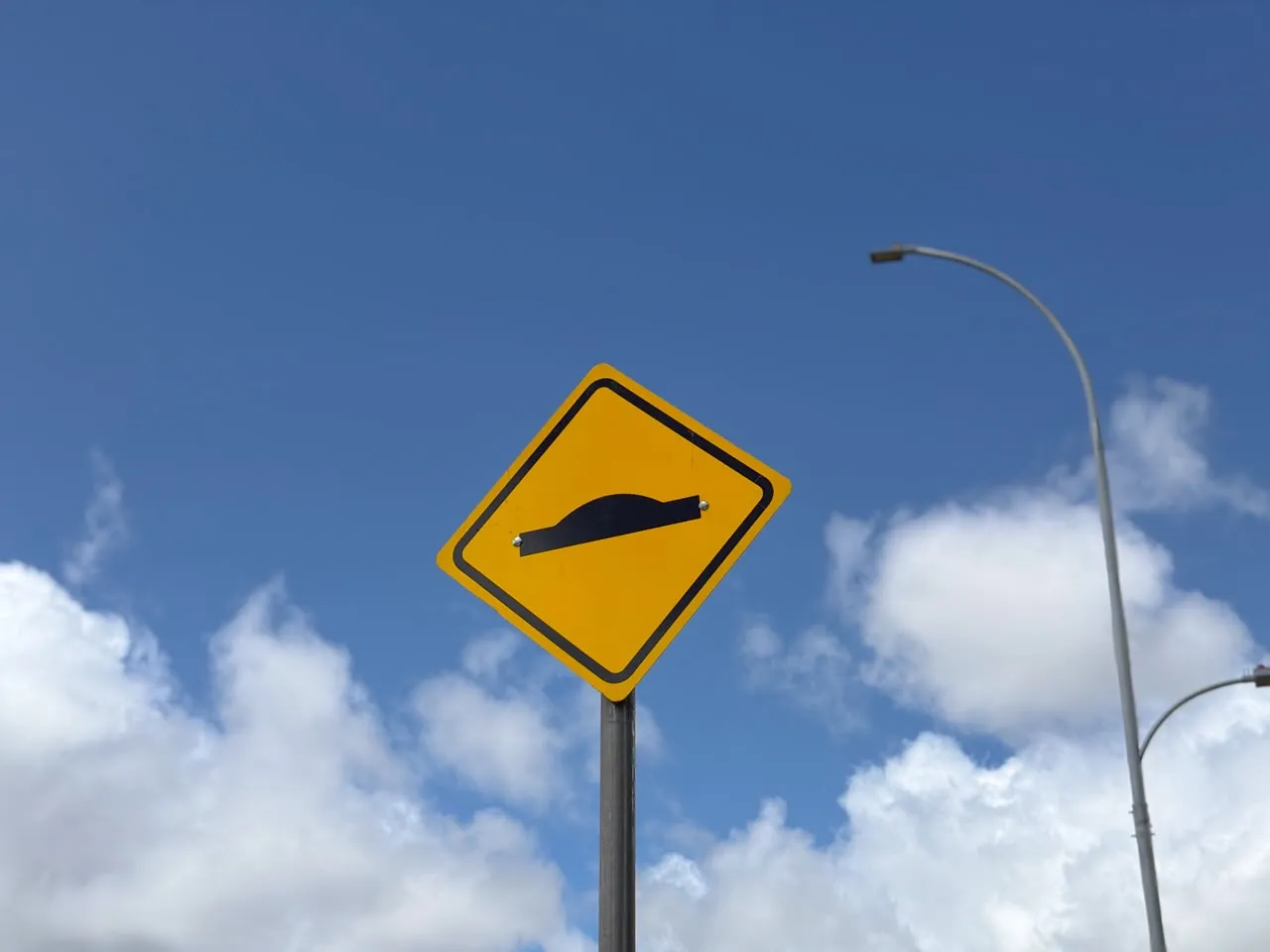 Placa de advertência de sinalização vertical em via de Campina Grande