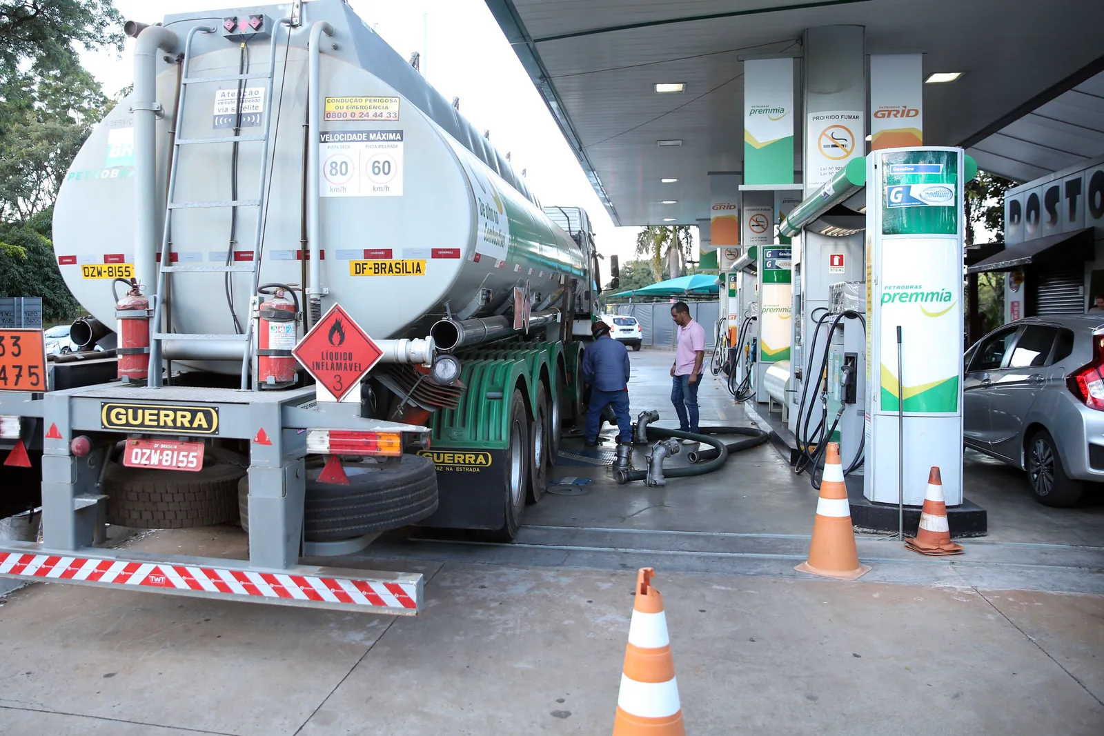 Caminhão-tanque abastece um posto de combustível