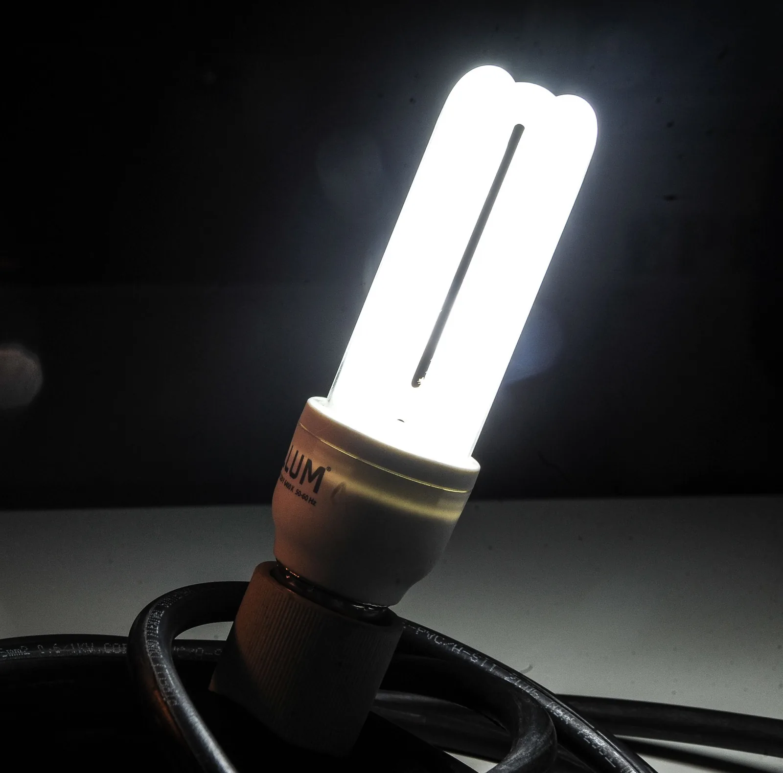 Lâmpadas acesas, ilustrando o consumo de energia elétrica residencial