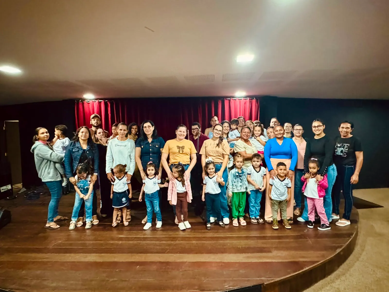 Crianças pequenas em visita ao Teatro Municipal Severino Cabral, em Campina Grande
